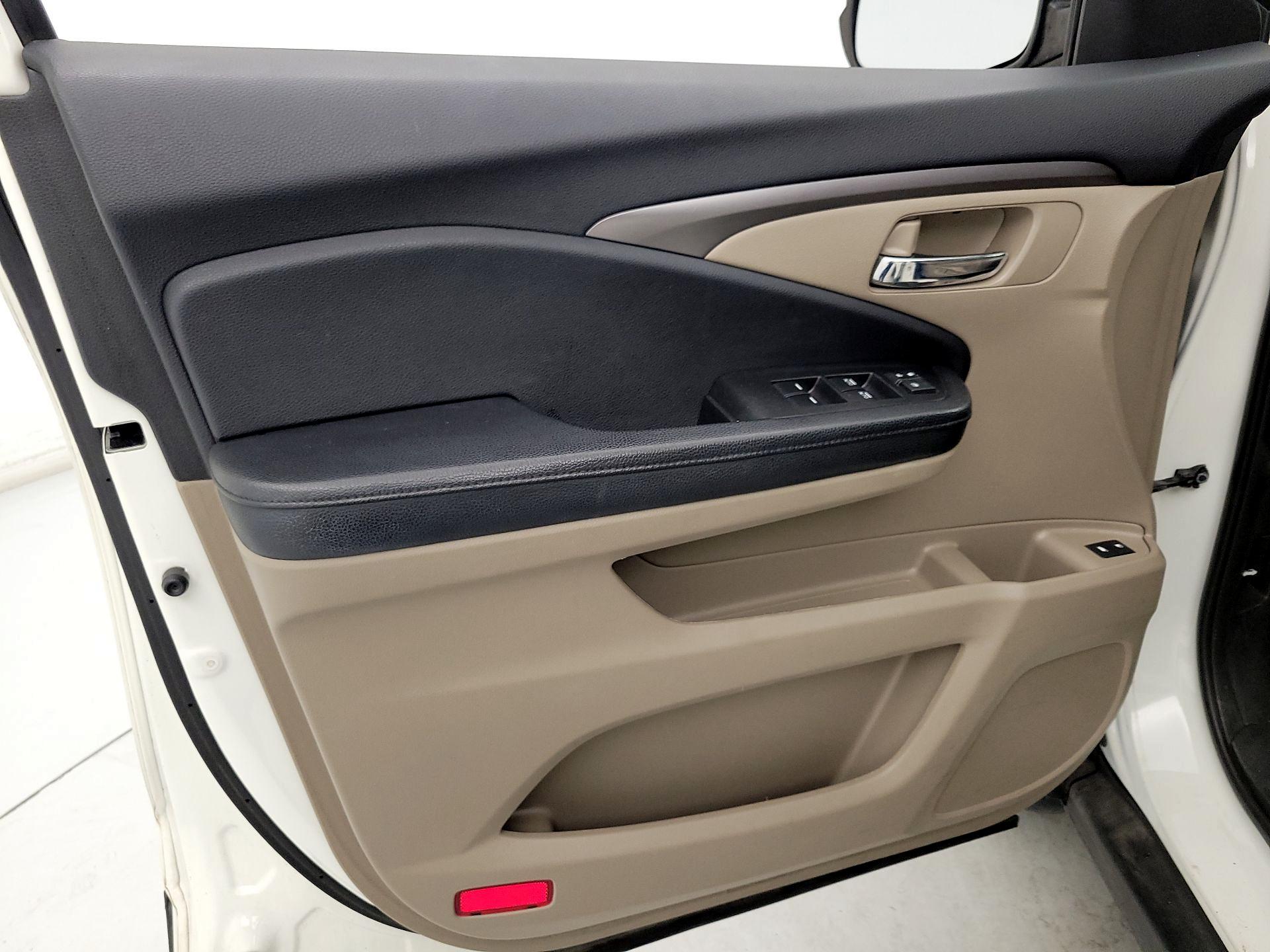 Thumbnail: 2017 Honda Pilot - 12