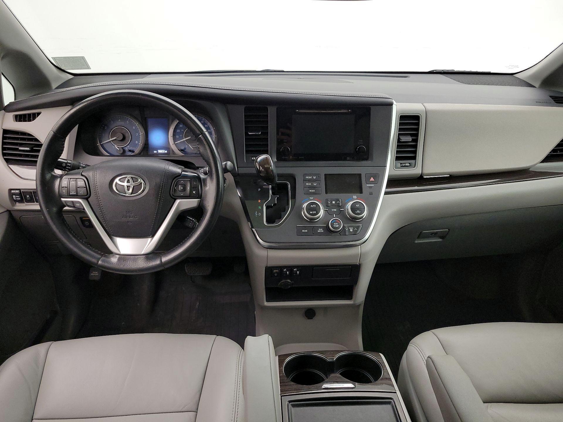 Thumbnail: 2017 Toyota Sienna - 9