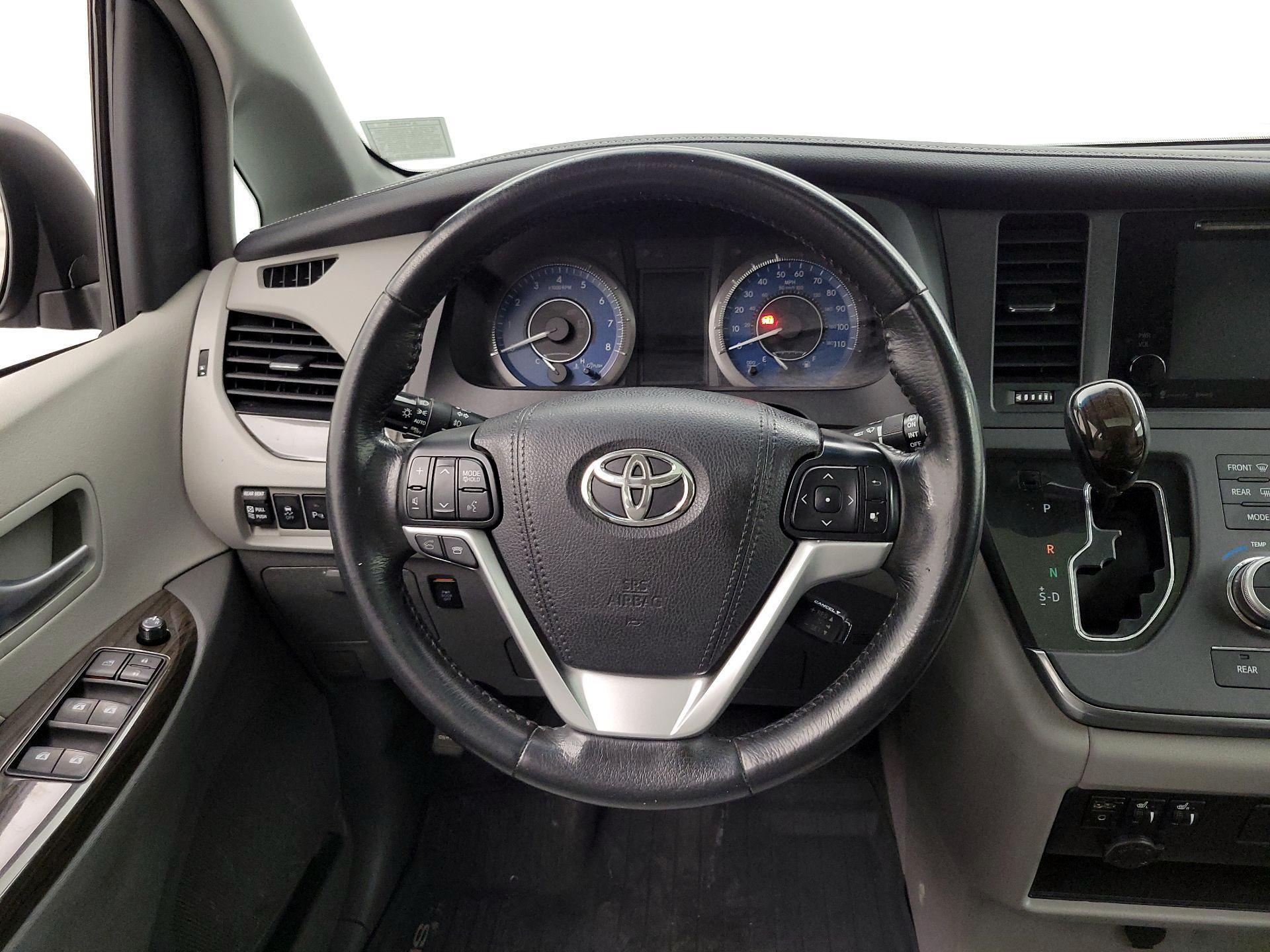 Thumbnail: 2017 Toyota Sienna - 10