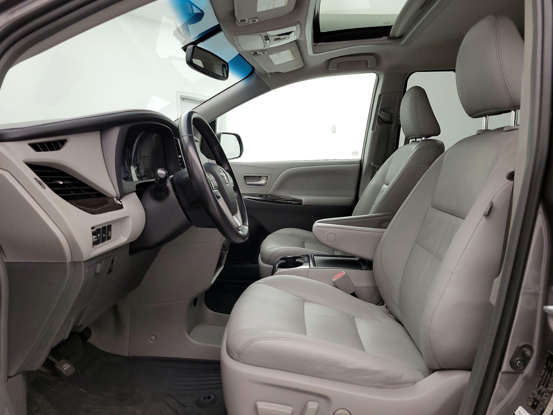 Thumbnail: 2017 Toyota Sienna - 11