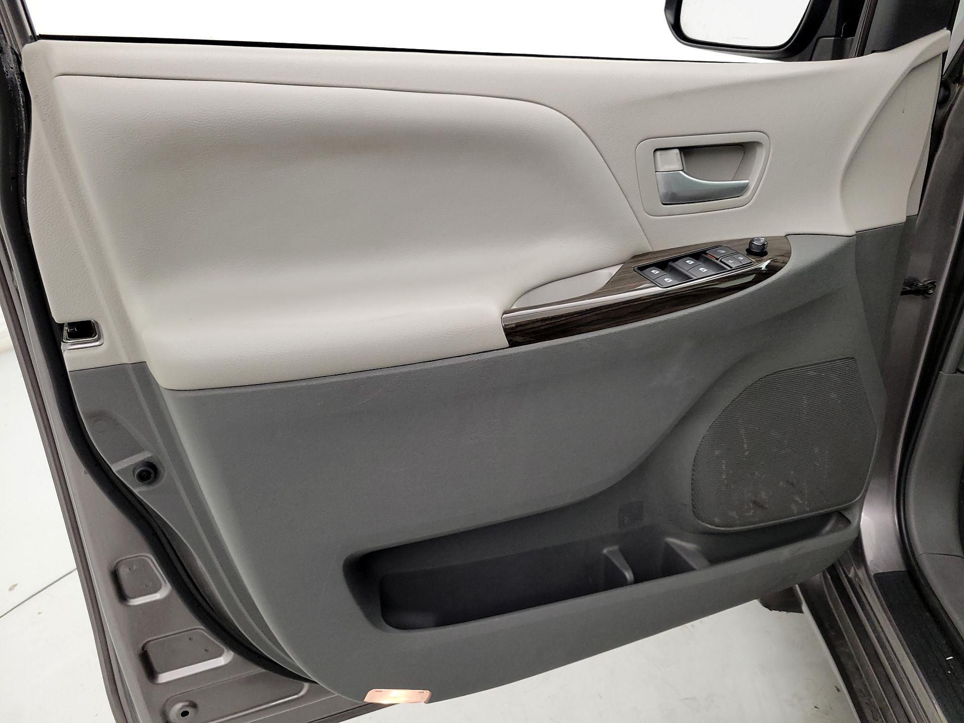 Thumbnail: 2017 Toyota Sienna - 12