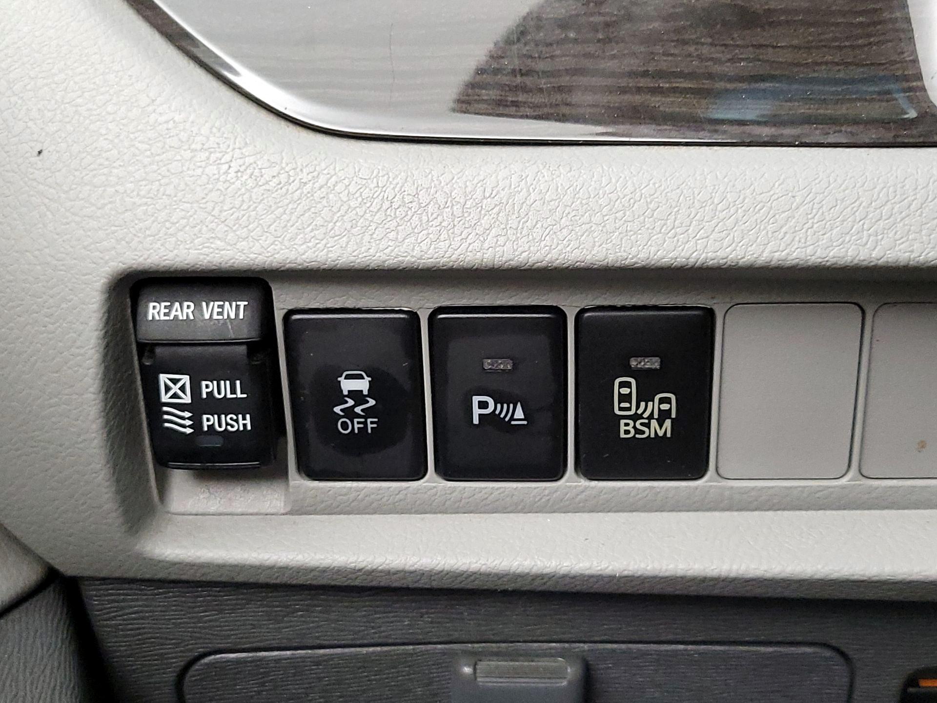 Thumbnail: 2017 Toyota Sienna - 13