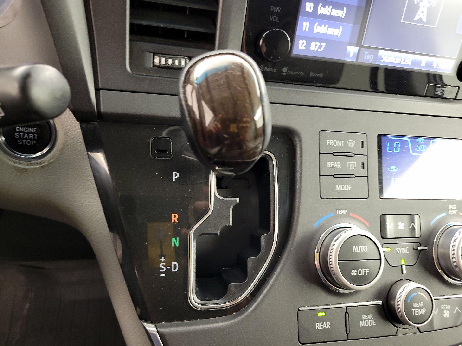 Thumbnail: 2017 Toyota Sienna - 18