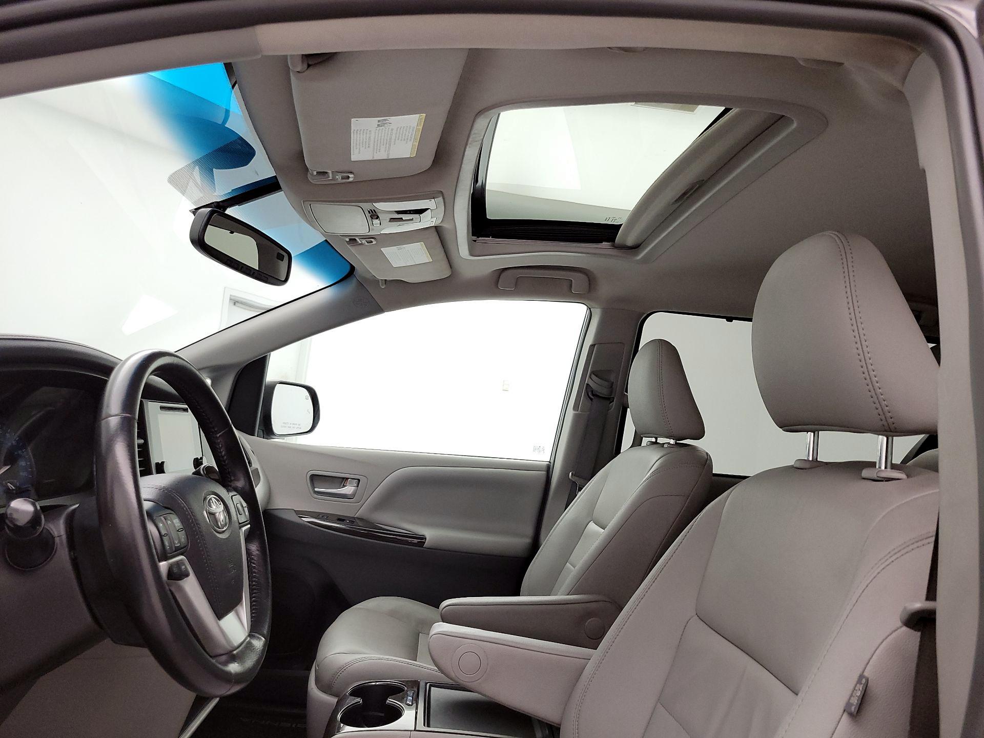 Thumbnail: 2017 Toyota Sienna - 20