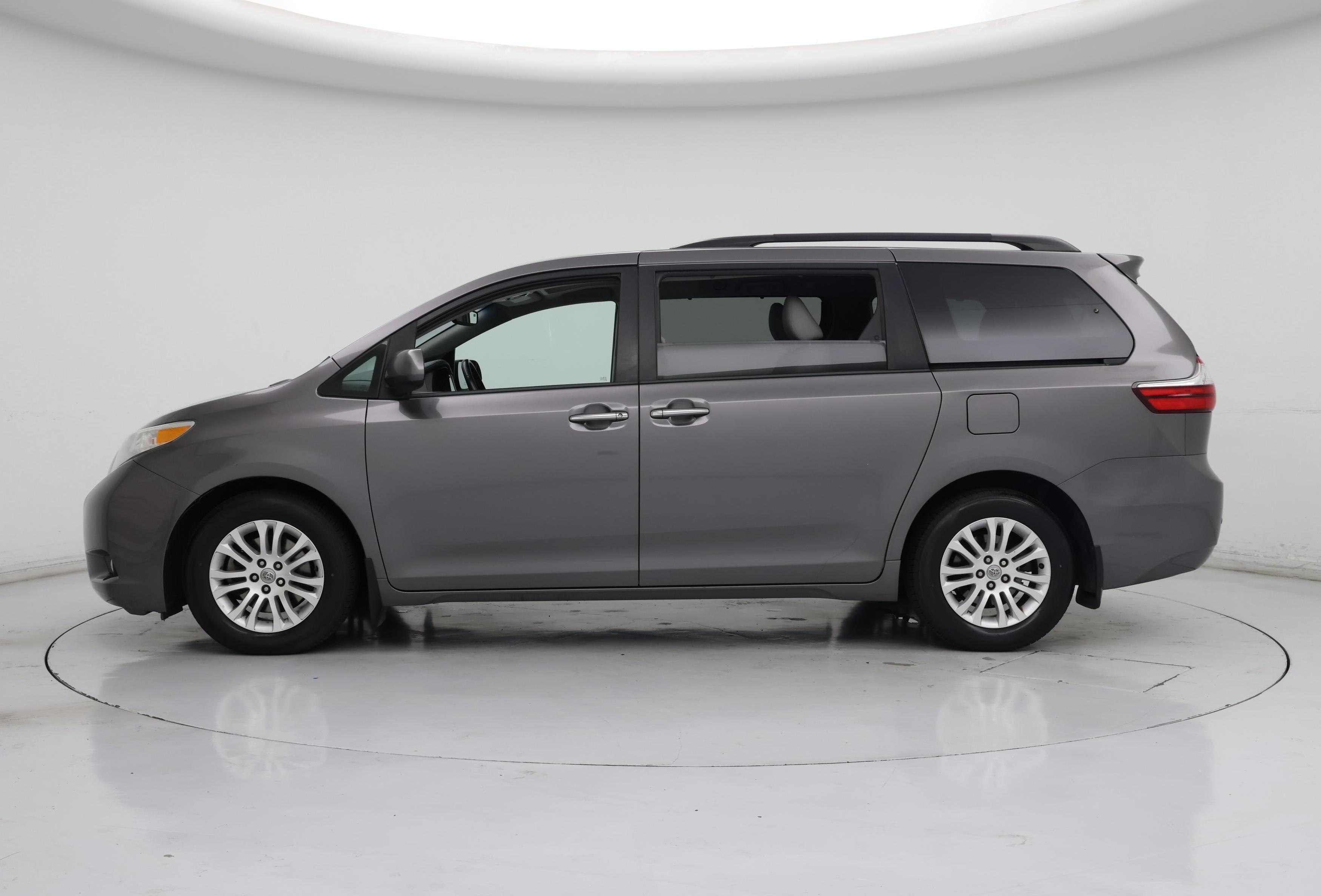 Thumbnail: 2017 Toyota Sienna - 3