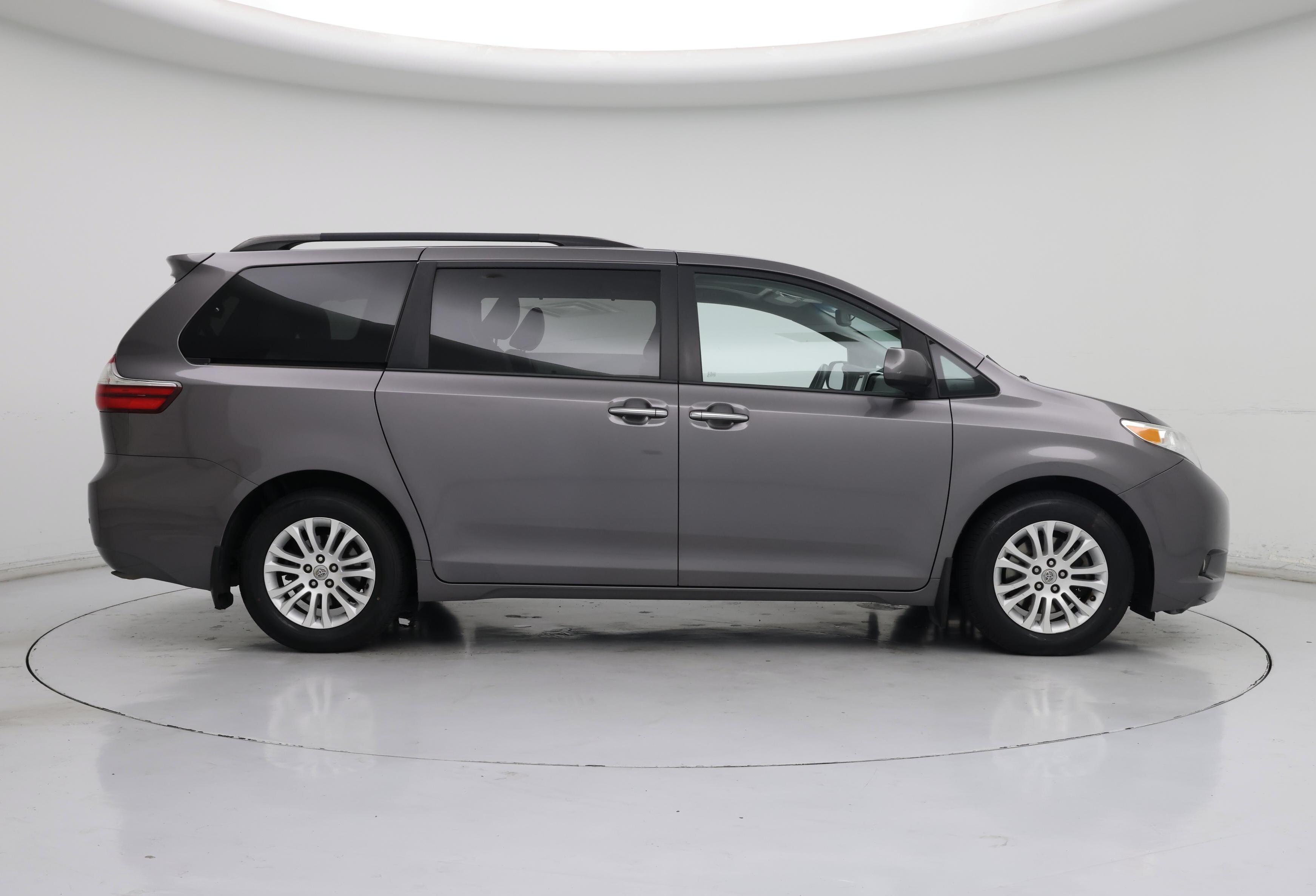 Thumbnail: 2017 Toyota Sienna - 7