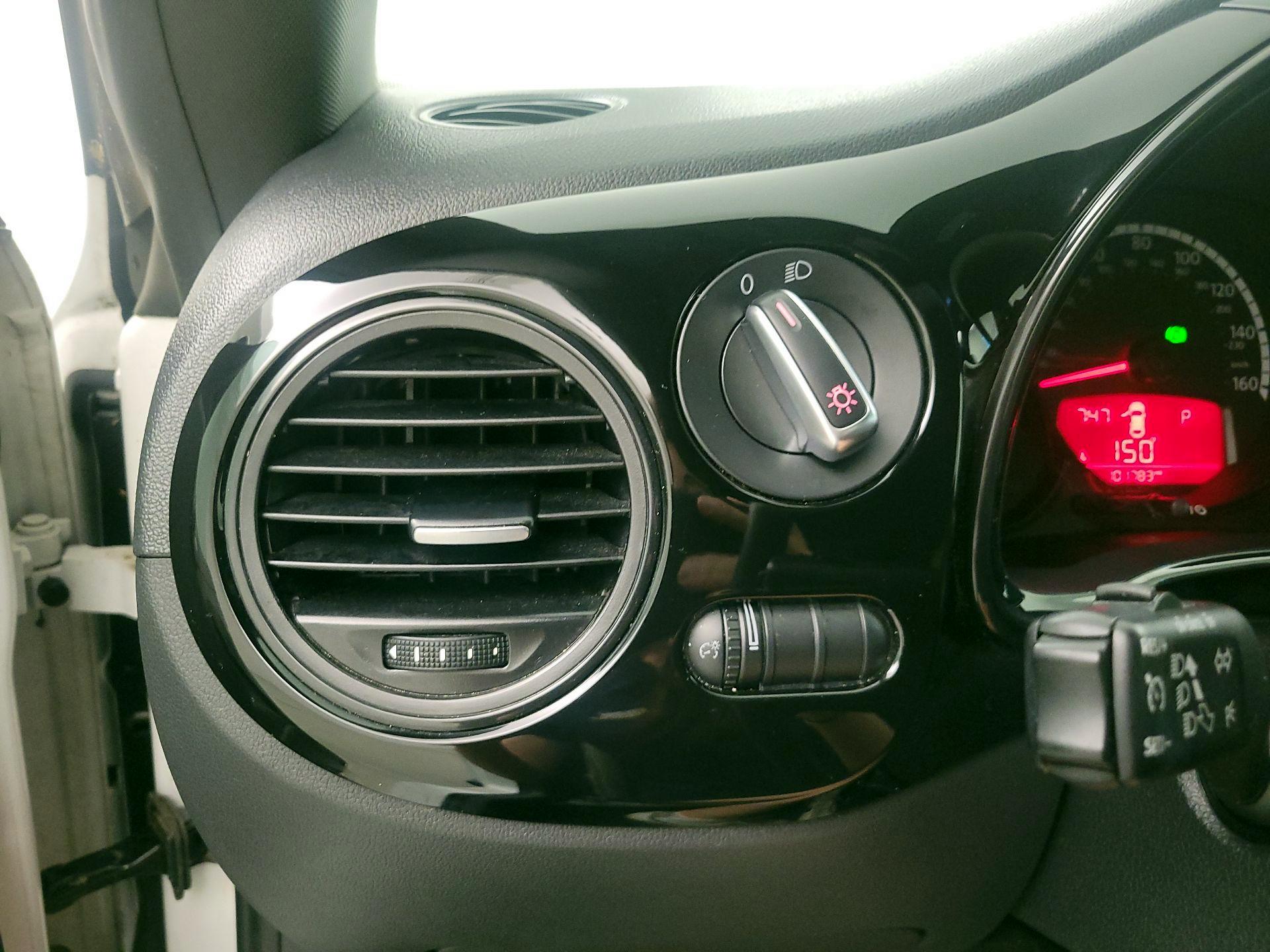 Thumbnail: 2015 Volkswagen Beetle - 13