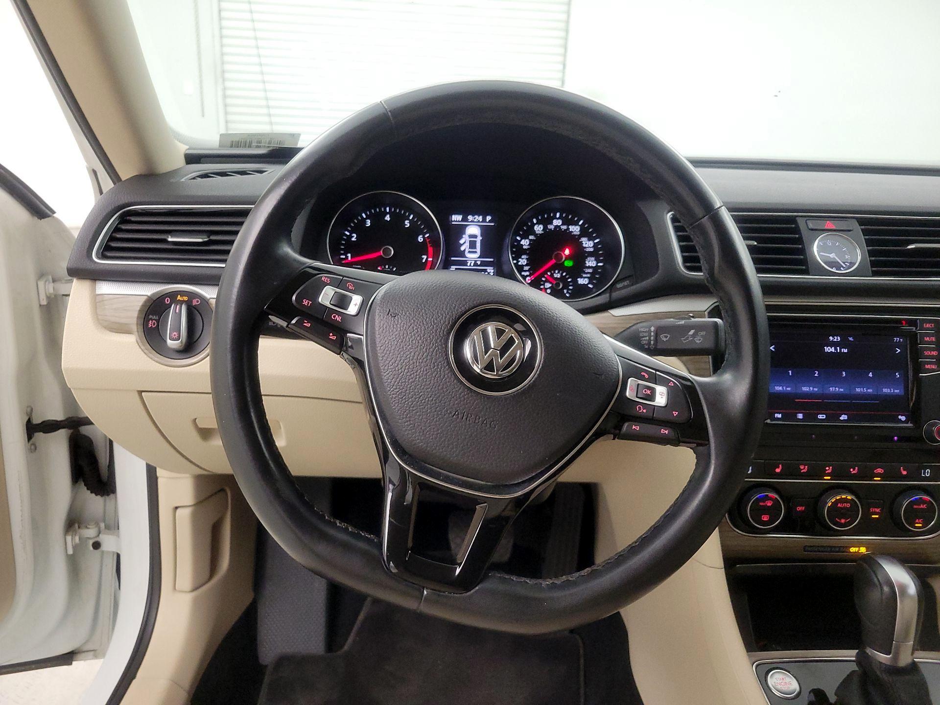 Thumbnail: 2017 Volkswagen Passat - 10