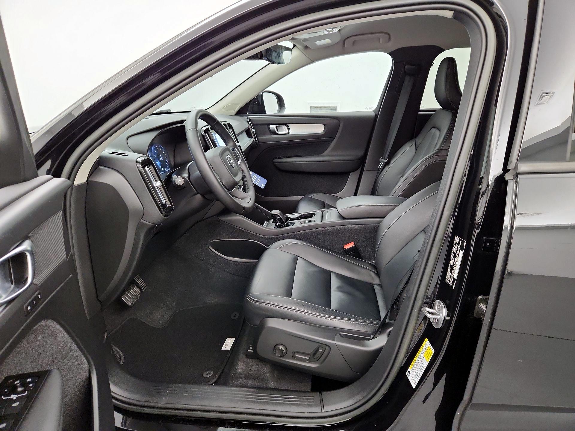 Thumbnail: 2022 Volvo XC40 - 11