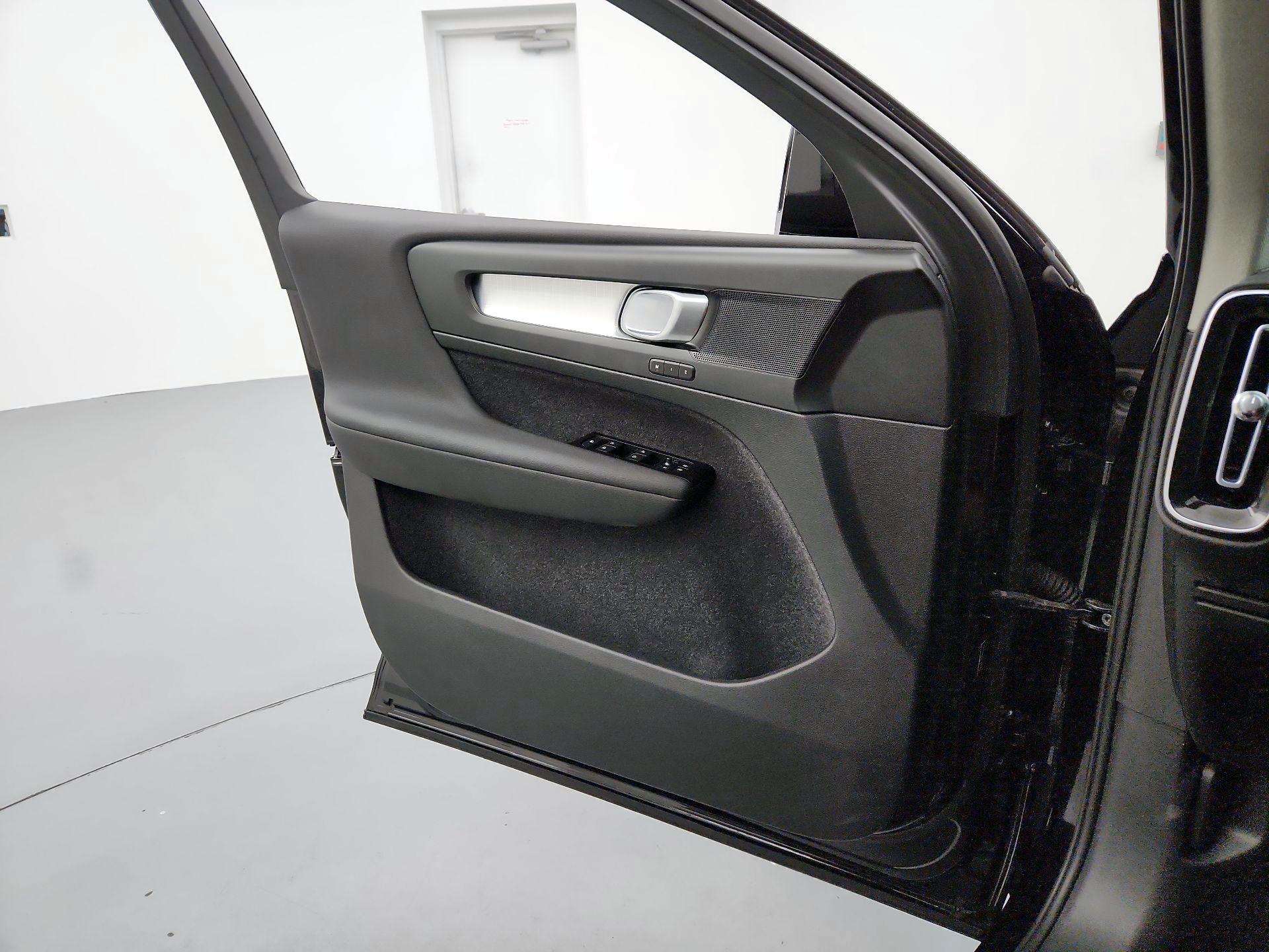 Thumbnail: 2022 Volvo XC40 - 12