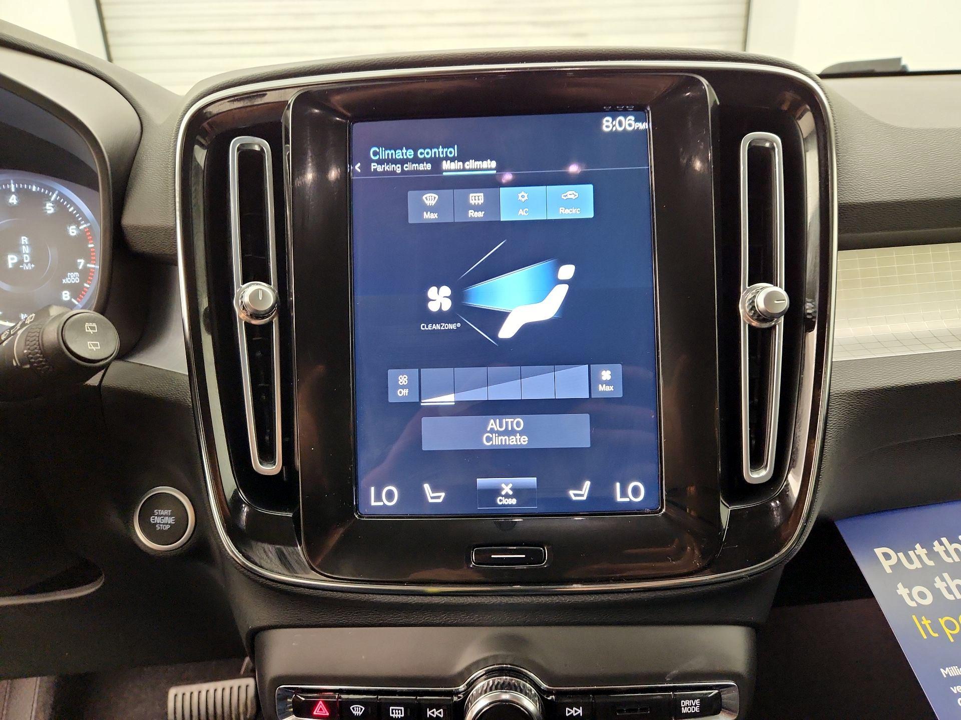 Thumbnail: 2022 Volvo XC40 - 17