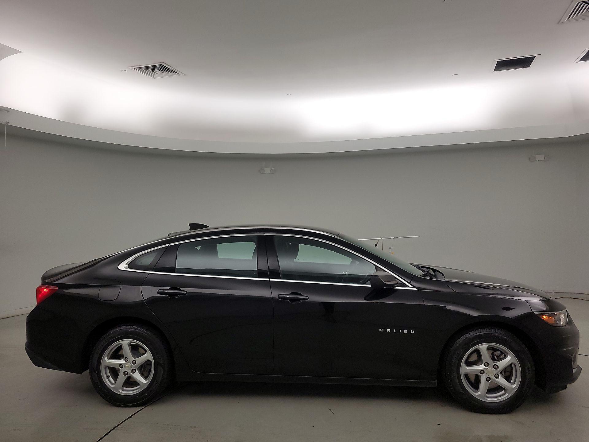 Thumbnail: 2016 Chevrolet Malibu - 4