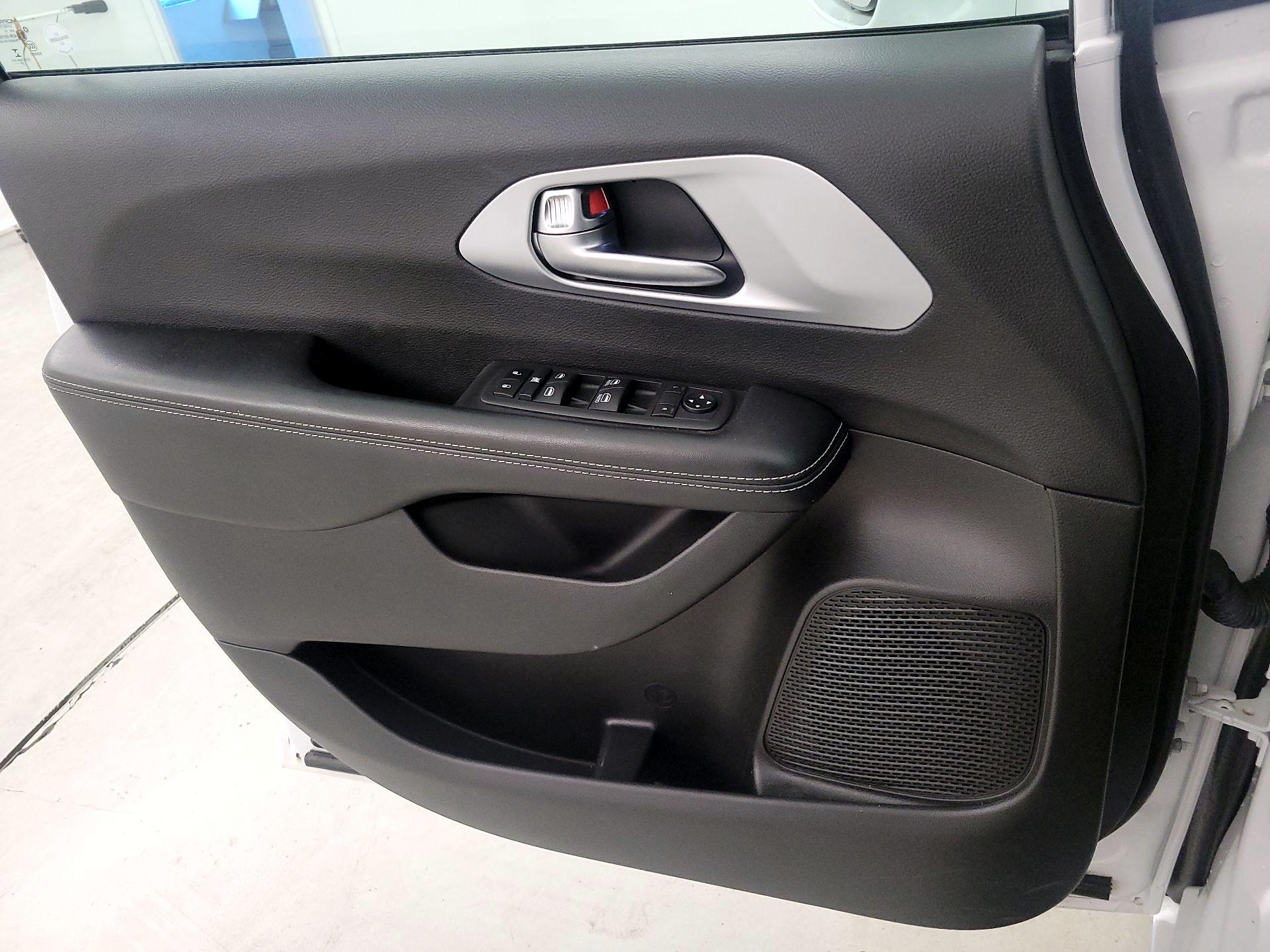 Thumbnail: 2021 Chrysler Pacifica - 10