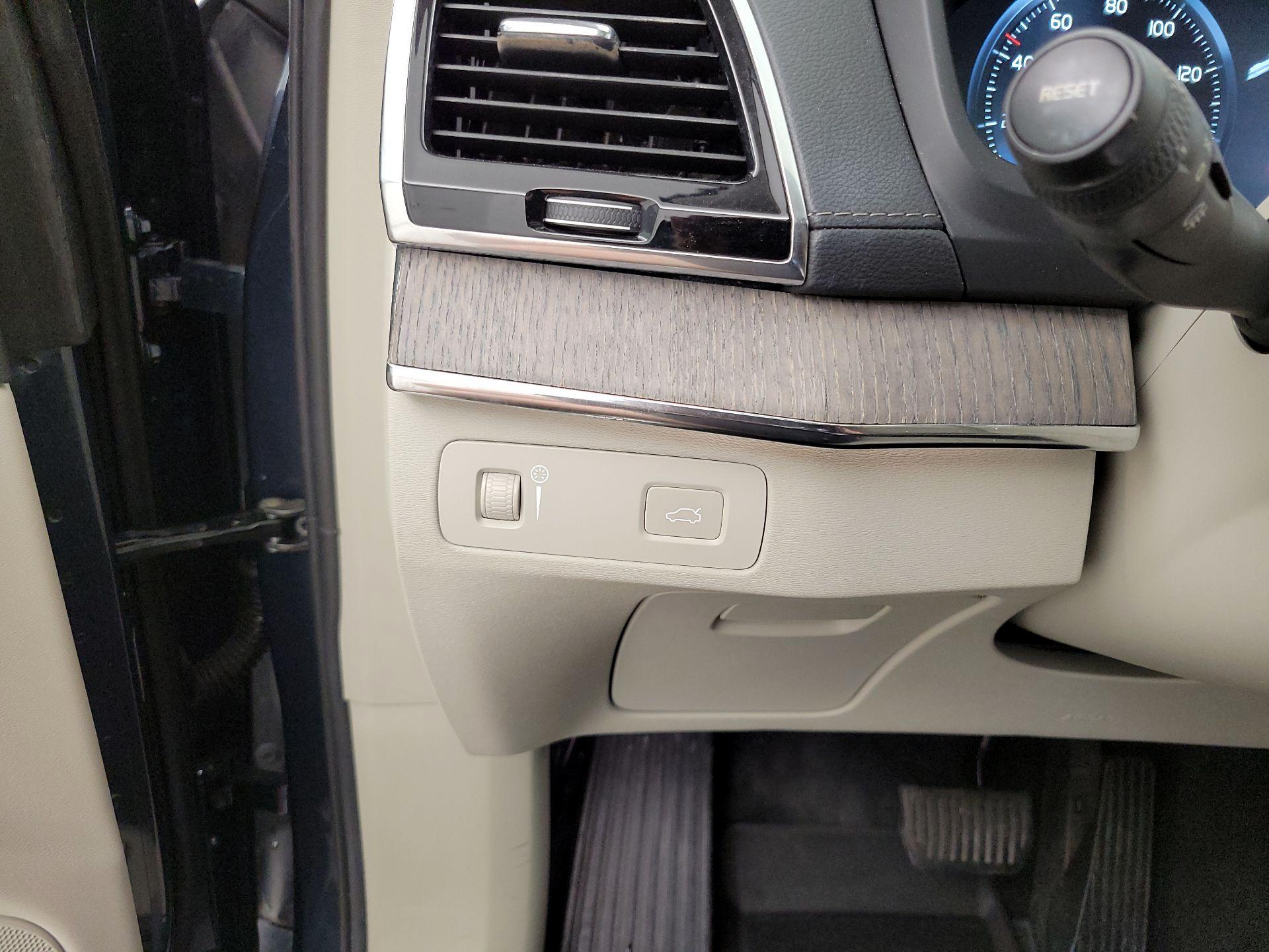 Thumbnail: 2022 Volvo XC90 - 13