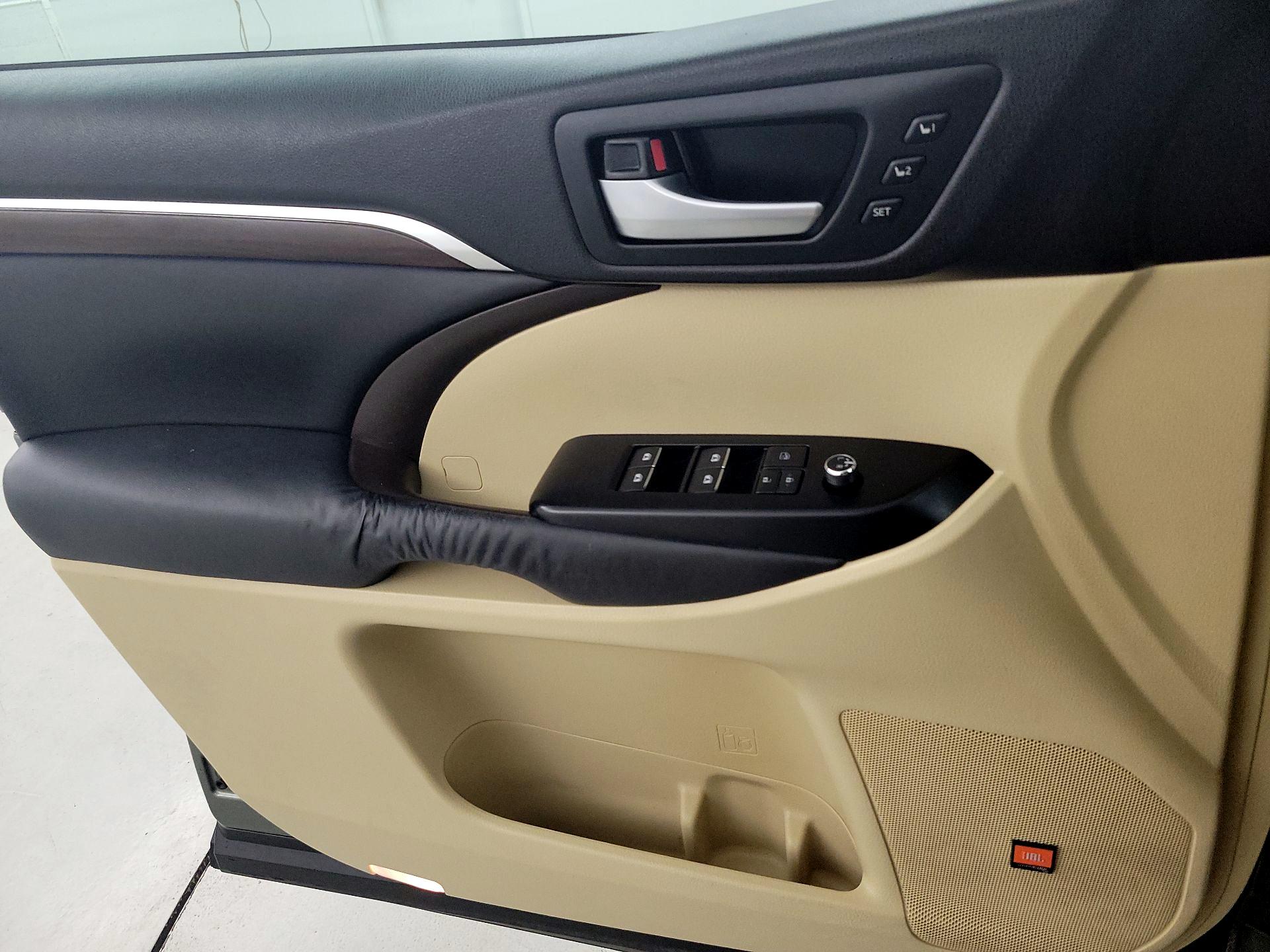 Thumbnail: 2016 Toyota Highlander - 10