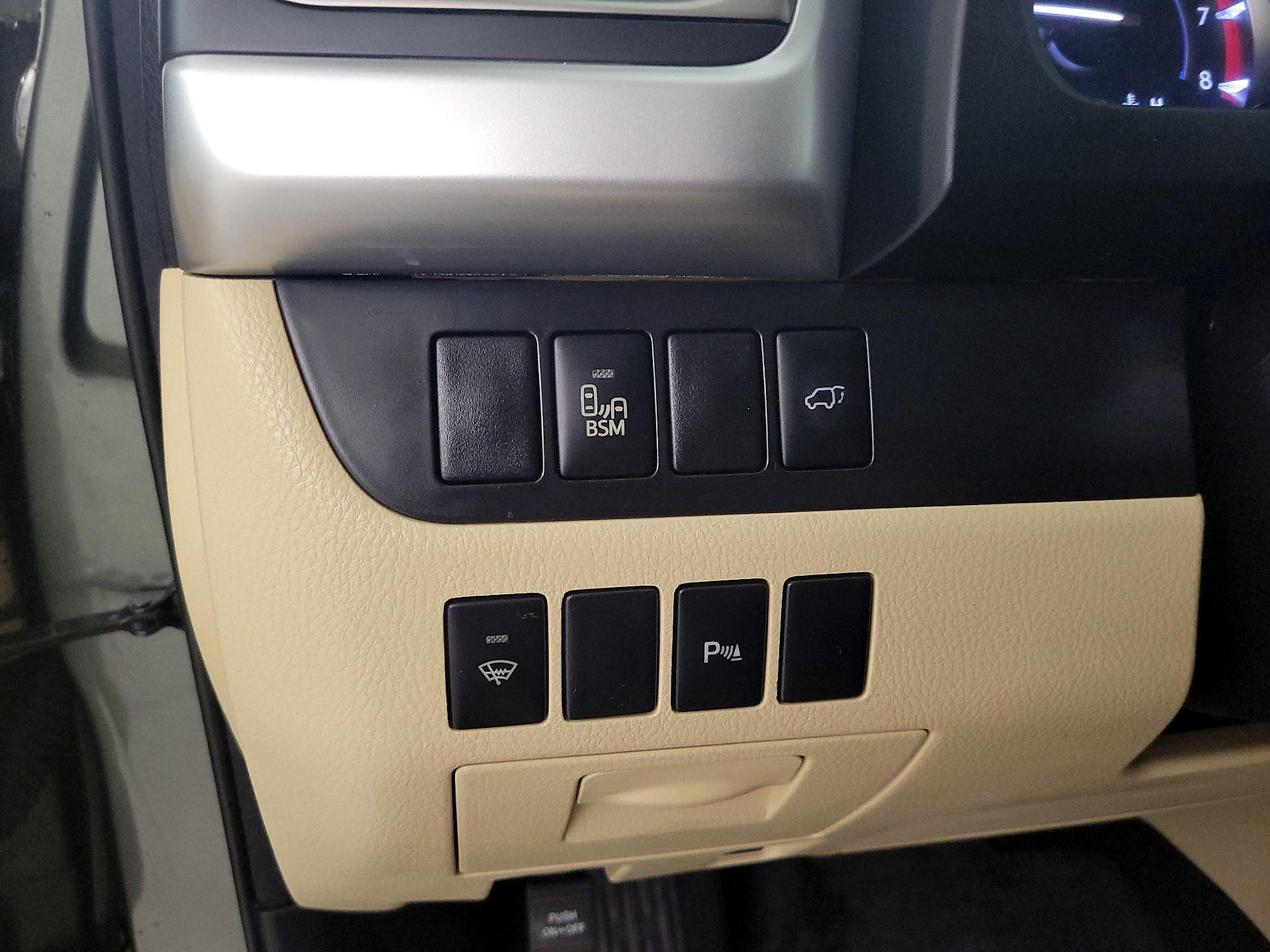 Thumbnail: 2016 Toyota Highlander - 11