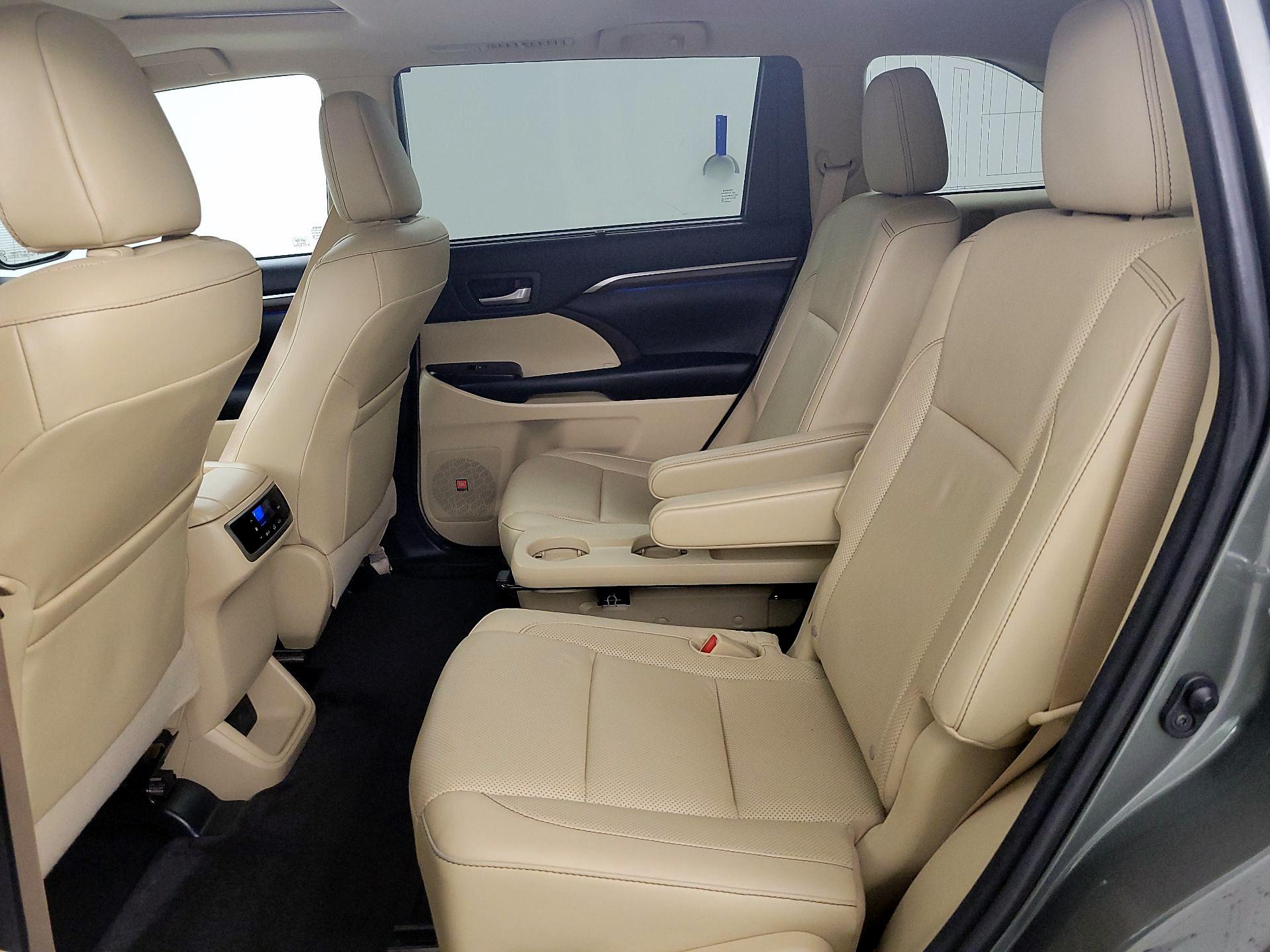 Thumbnail: 2016 Toyota Highlander - 18
