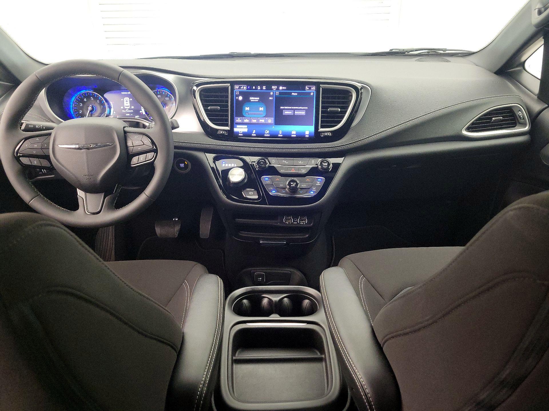 Thumbnail: 2023 Chrysler Pacifica - 9