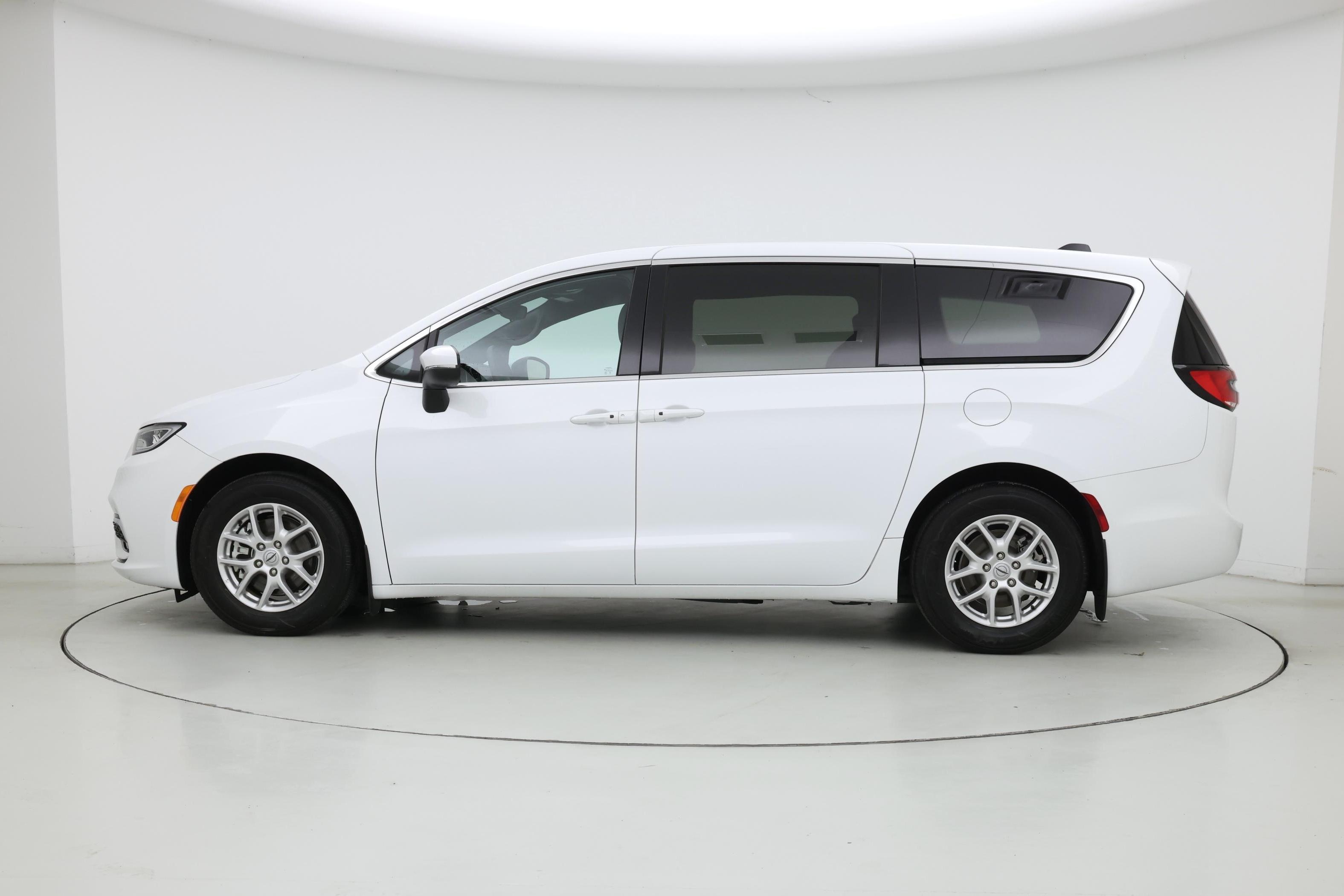Thumbnail: 2023 Chrysler Pacifica - 3