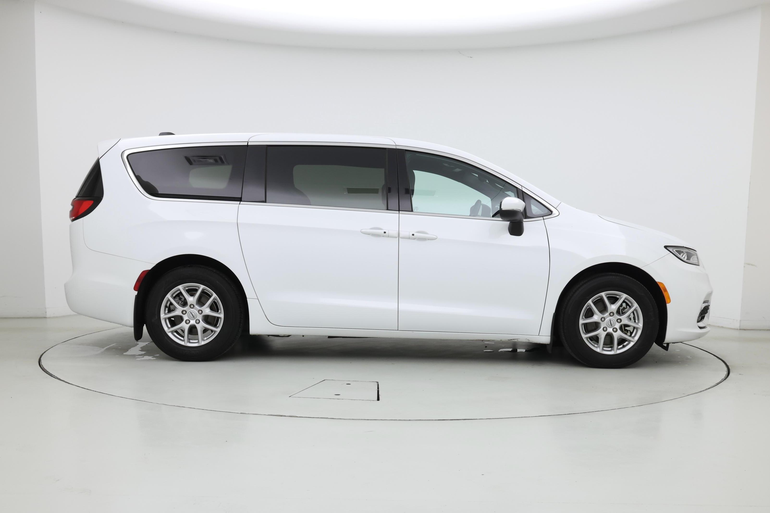 Thumbnail: 2023 Chrysler Pacifica - 7