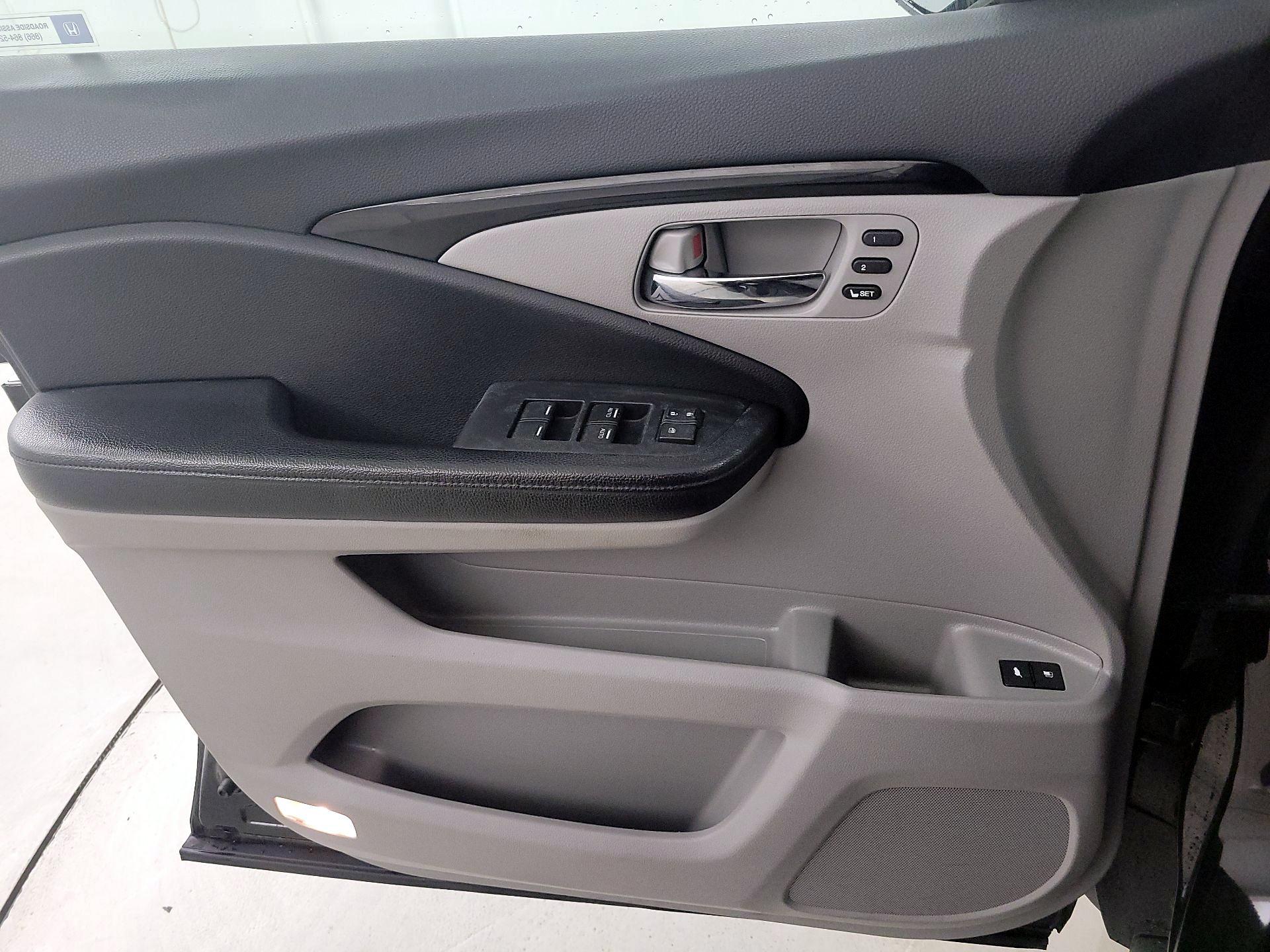 Thumbnail: 2017 Honda Pilot - 10