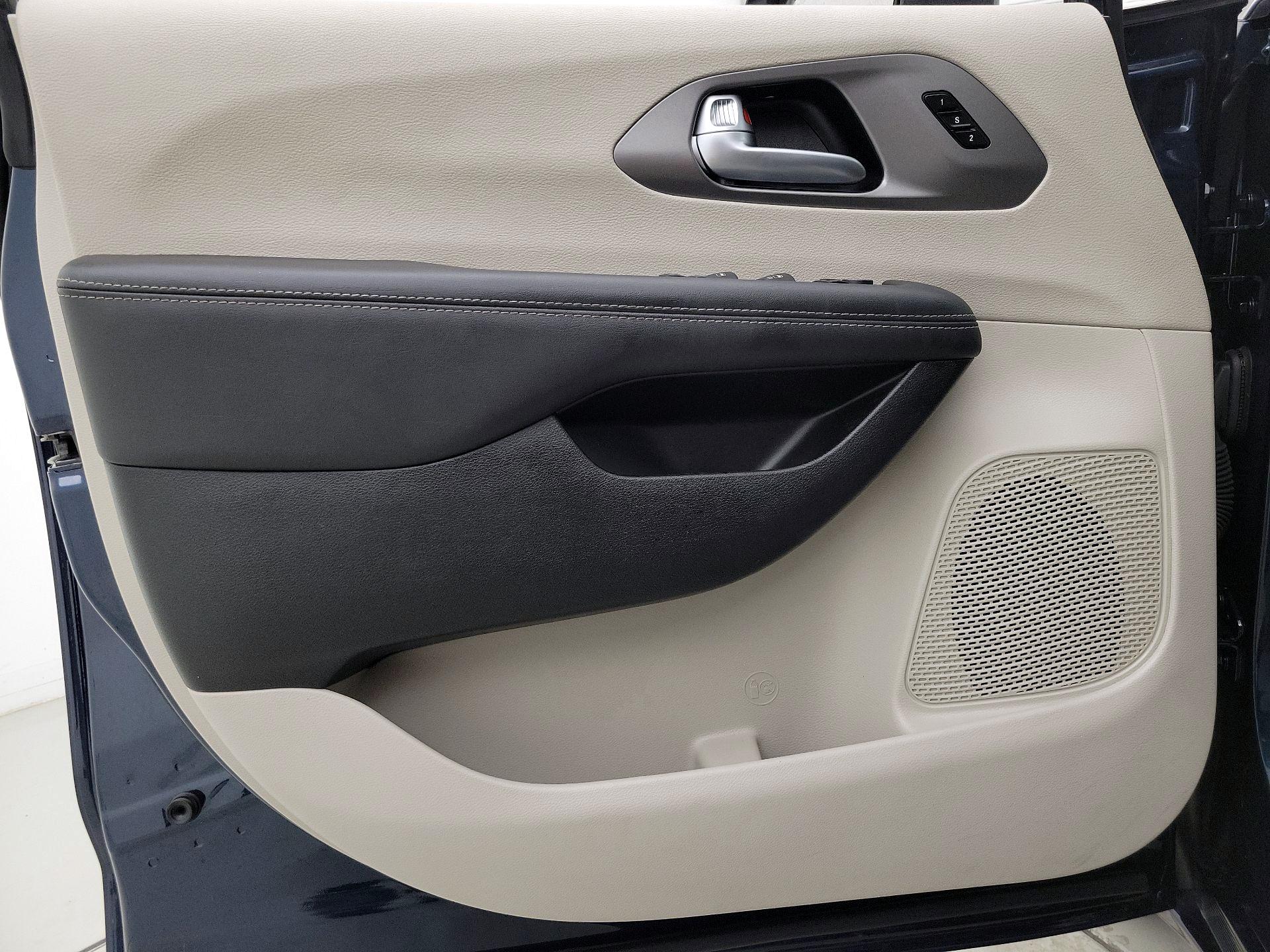 Thumbnail: 2023 Chrysler Pacifica - 12