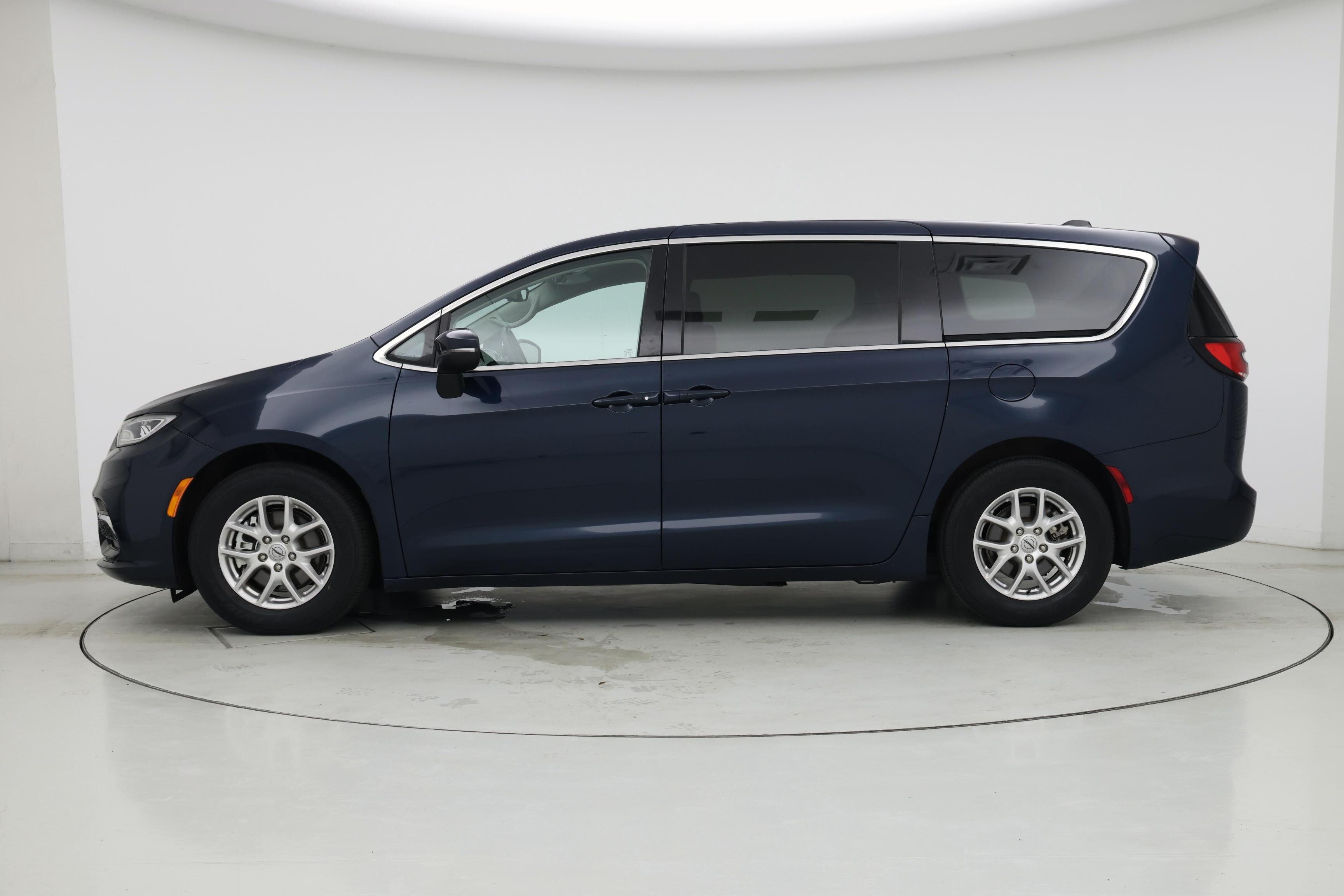 Thumbnail: 2023 Chrysler Pacifica - 3