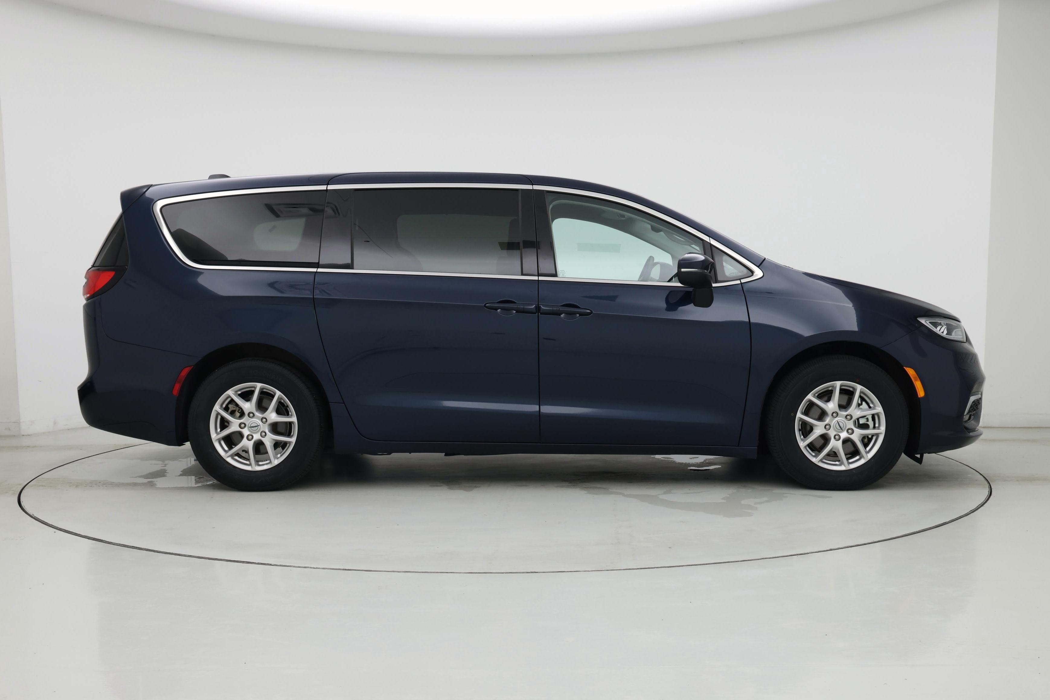 Thumbnail: 2023 Chrysler Pacifica - 7