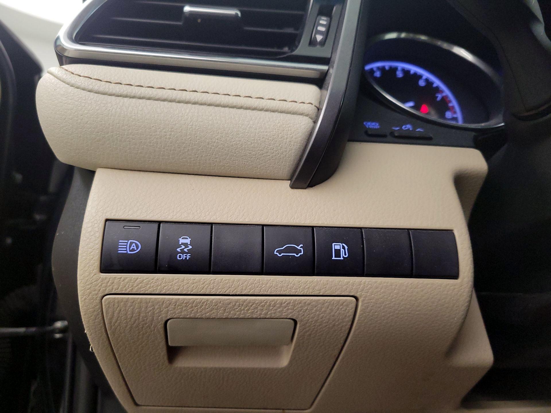 Thumbnail: 2018 Toyota Camry - 13