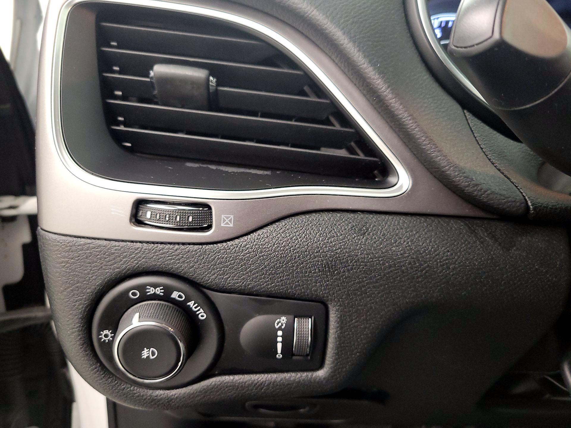 Thumbnail: 2019 Jeep Cherokee - 11