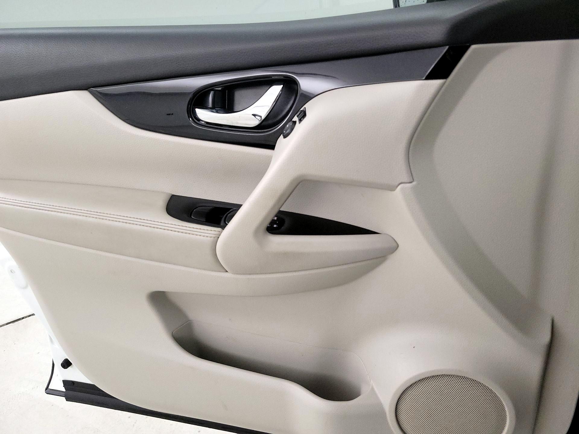 Thumbnail: 2019 Nissan Rogue Sport - 10