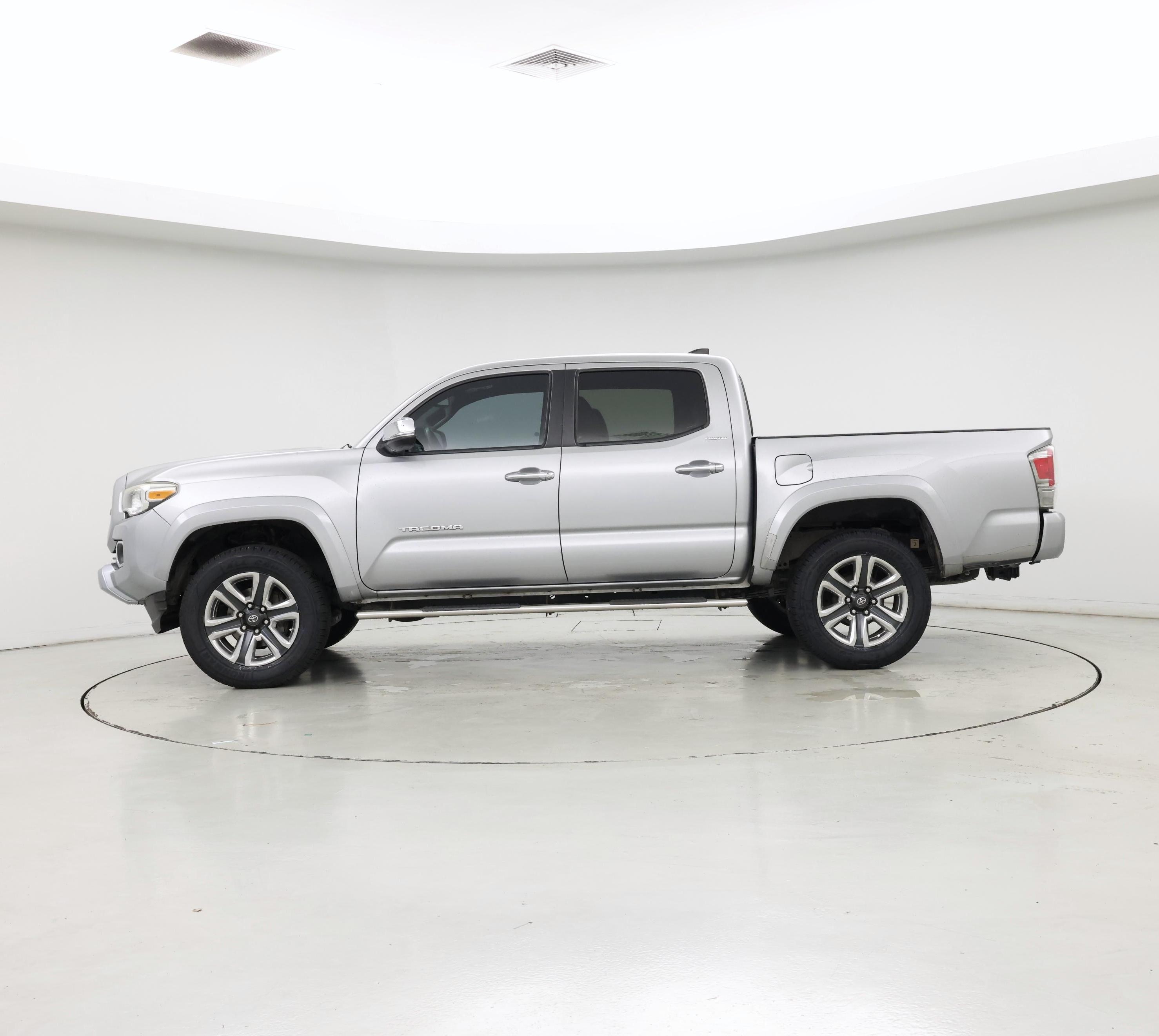 Thumbnail: 2016 Toyota Tacoma - 3