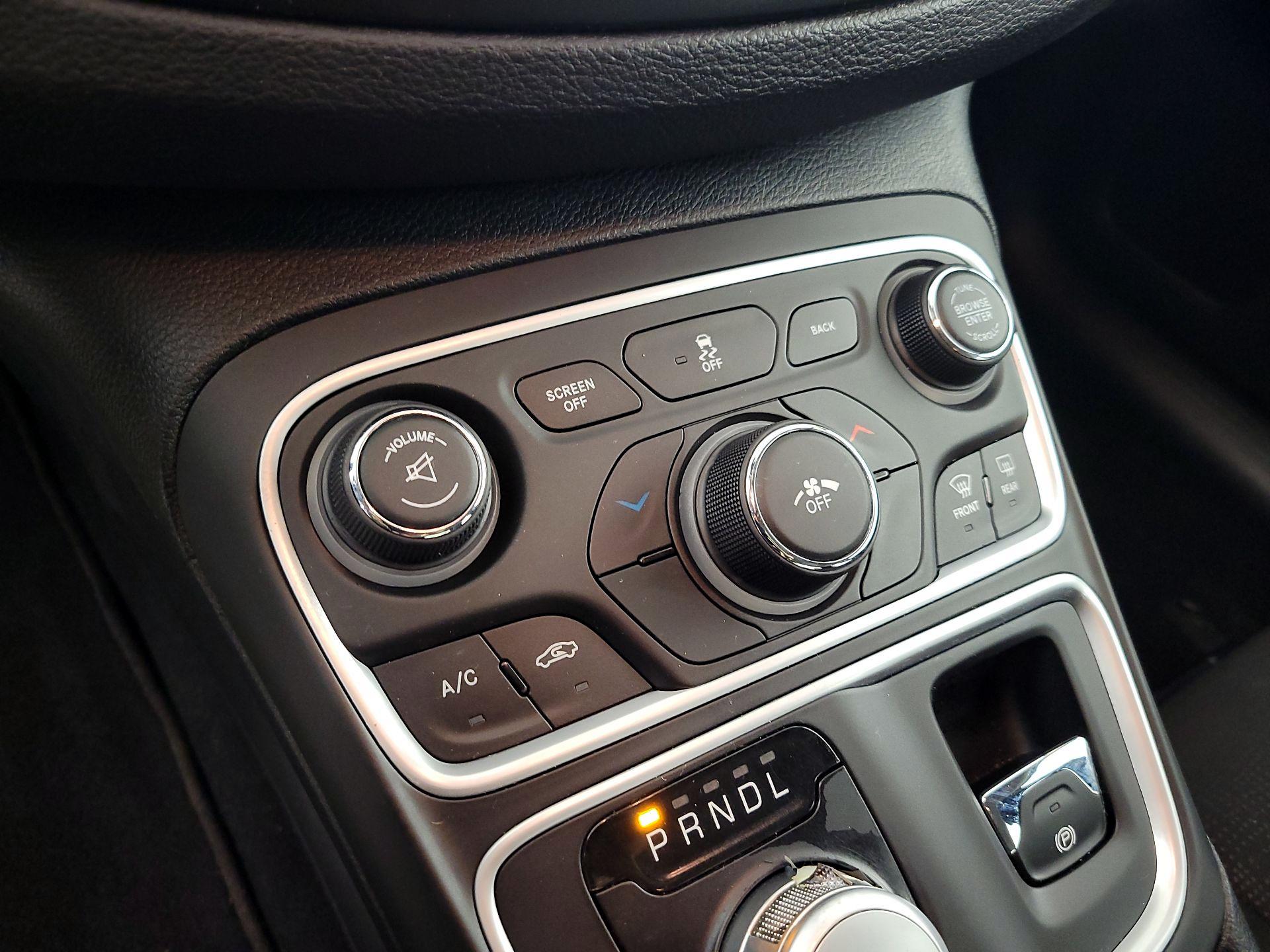 Thumbnail: 2015 Chrysler 200 - 15