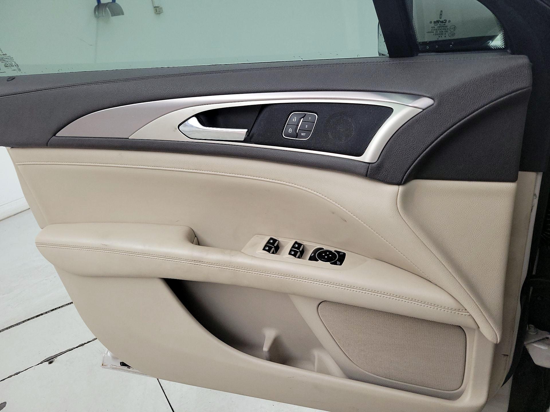 Thumbnail: 2020 Lincoln MKZ - 12