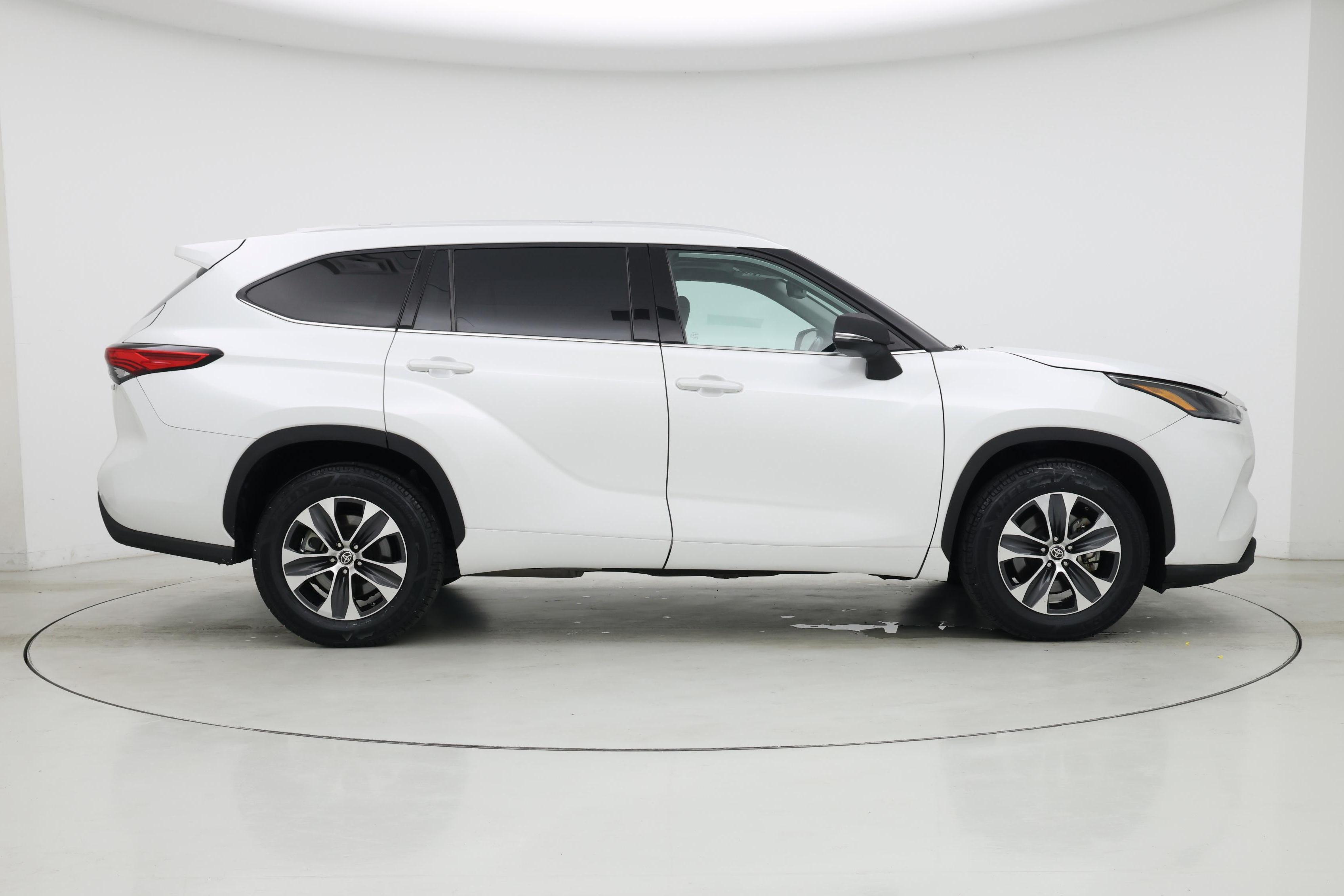 Thumbnail: 2022 Toyota Highlander - 7