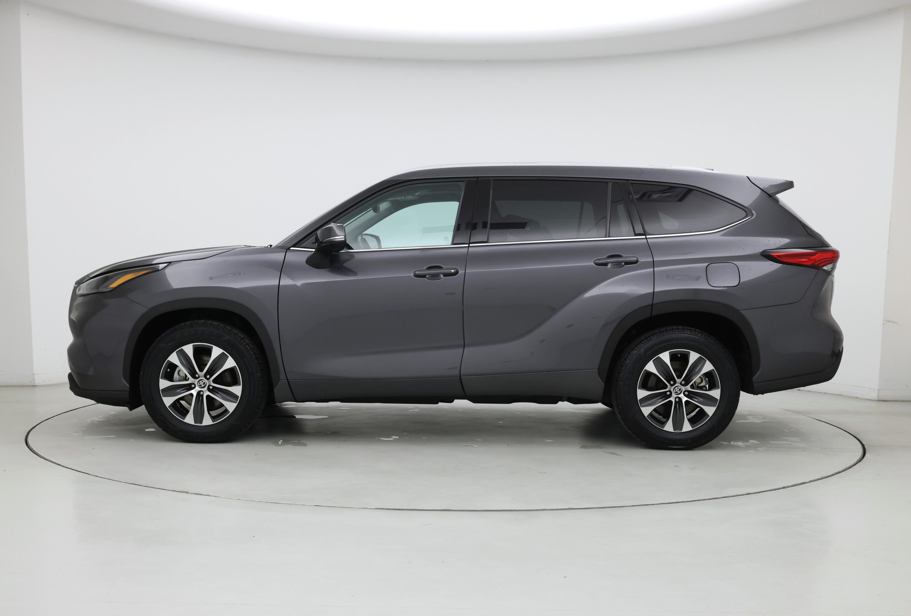 Thumbnail: 2022 Toyota Highlander - 3