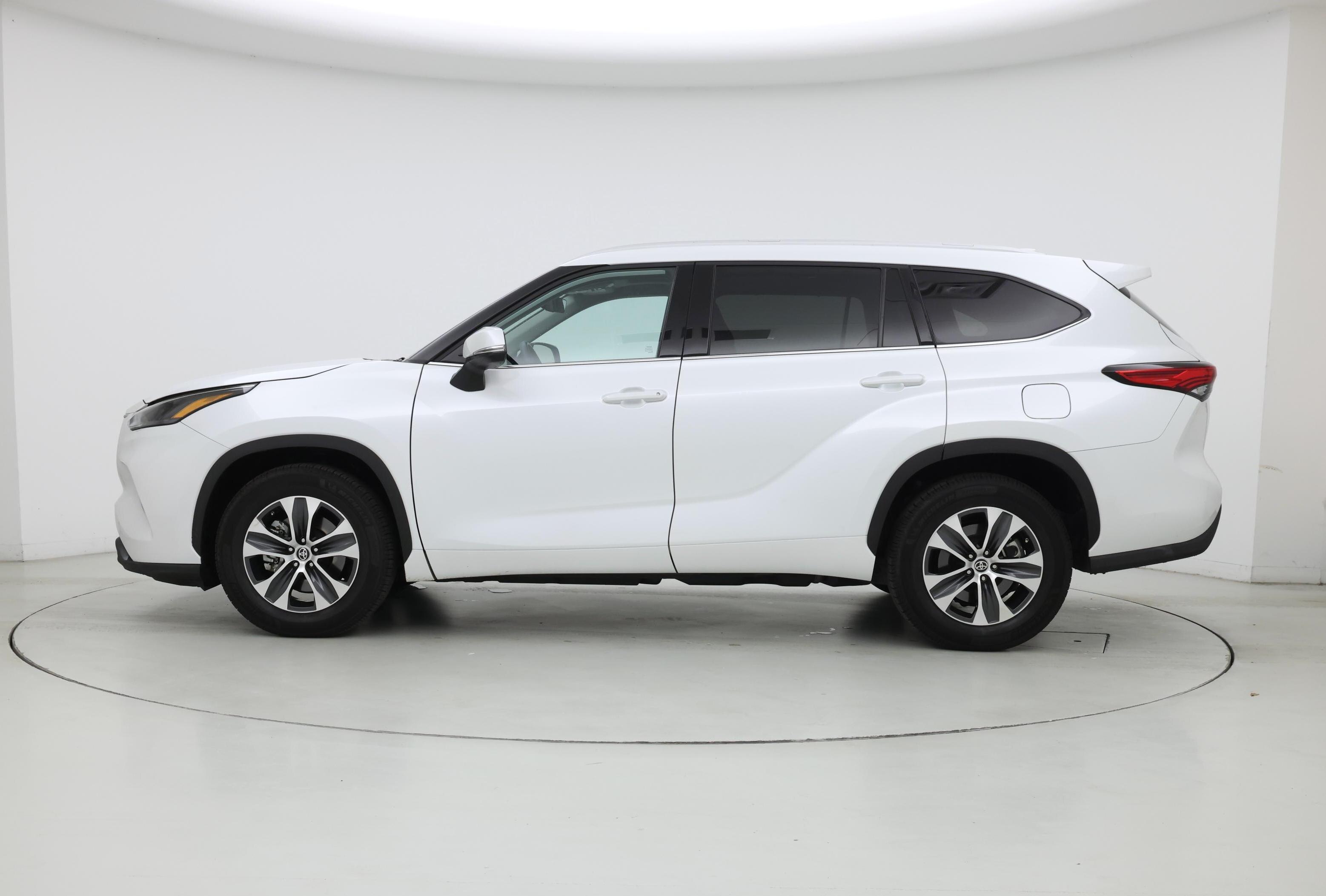 Thumbnail: 2022 Toyota Highlander - 3
