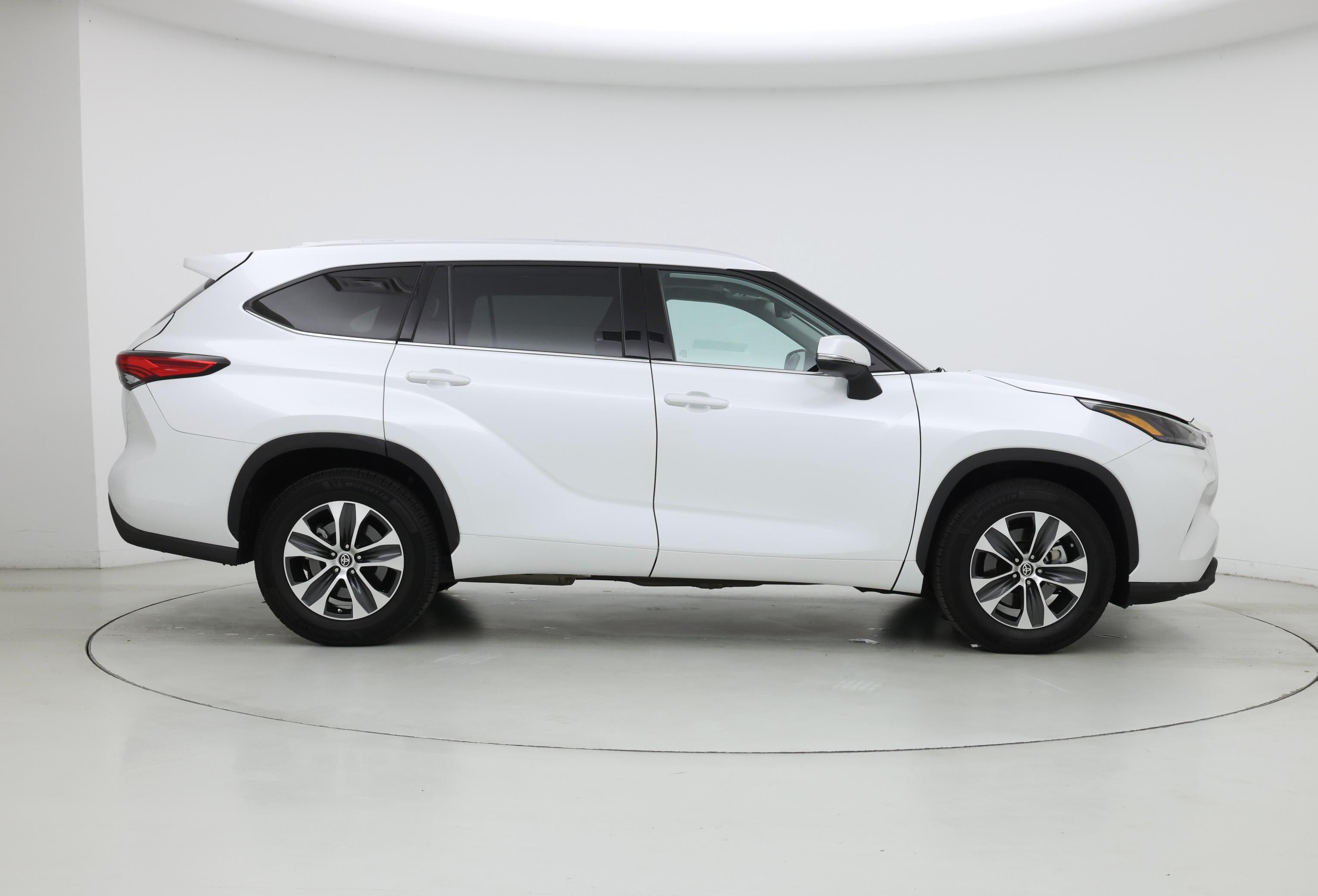 Thumbnail: 2022 Toyota Highlander - 7