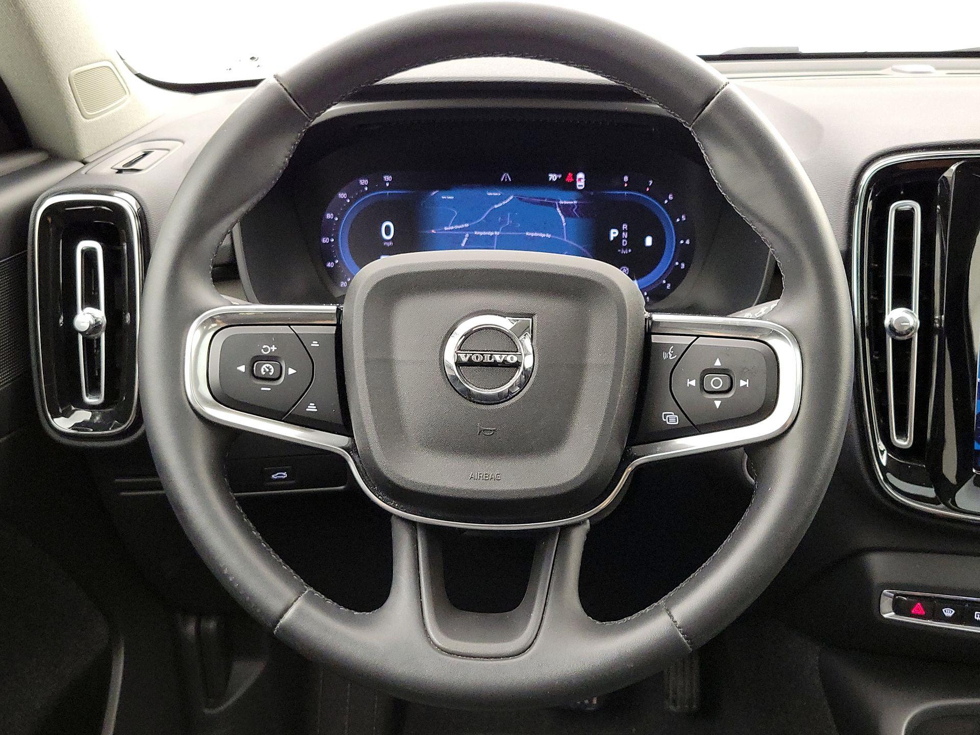 Thumbnail: 2023 Volvo XC40 - 10