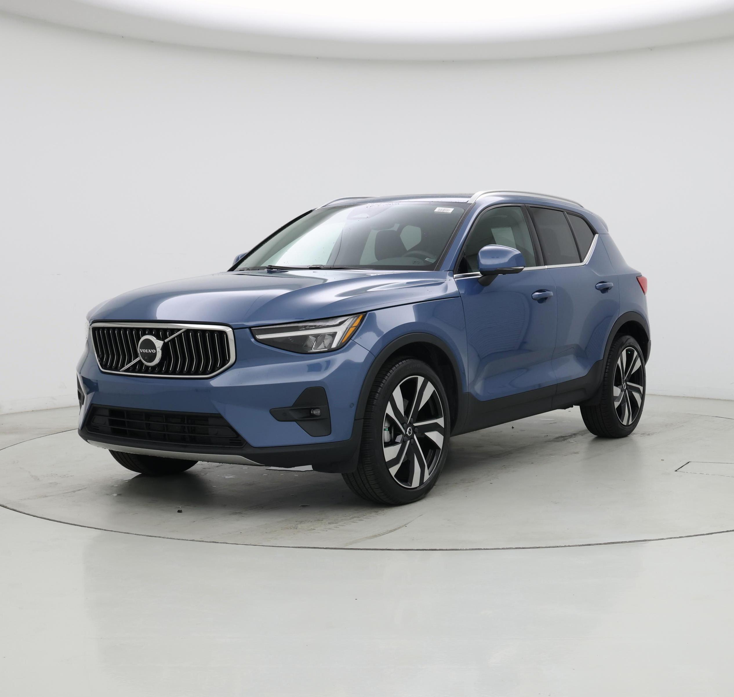 Thumbnail: 2023 Volvo XC40 - 4