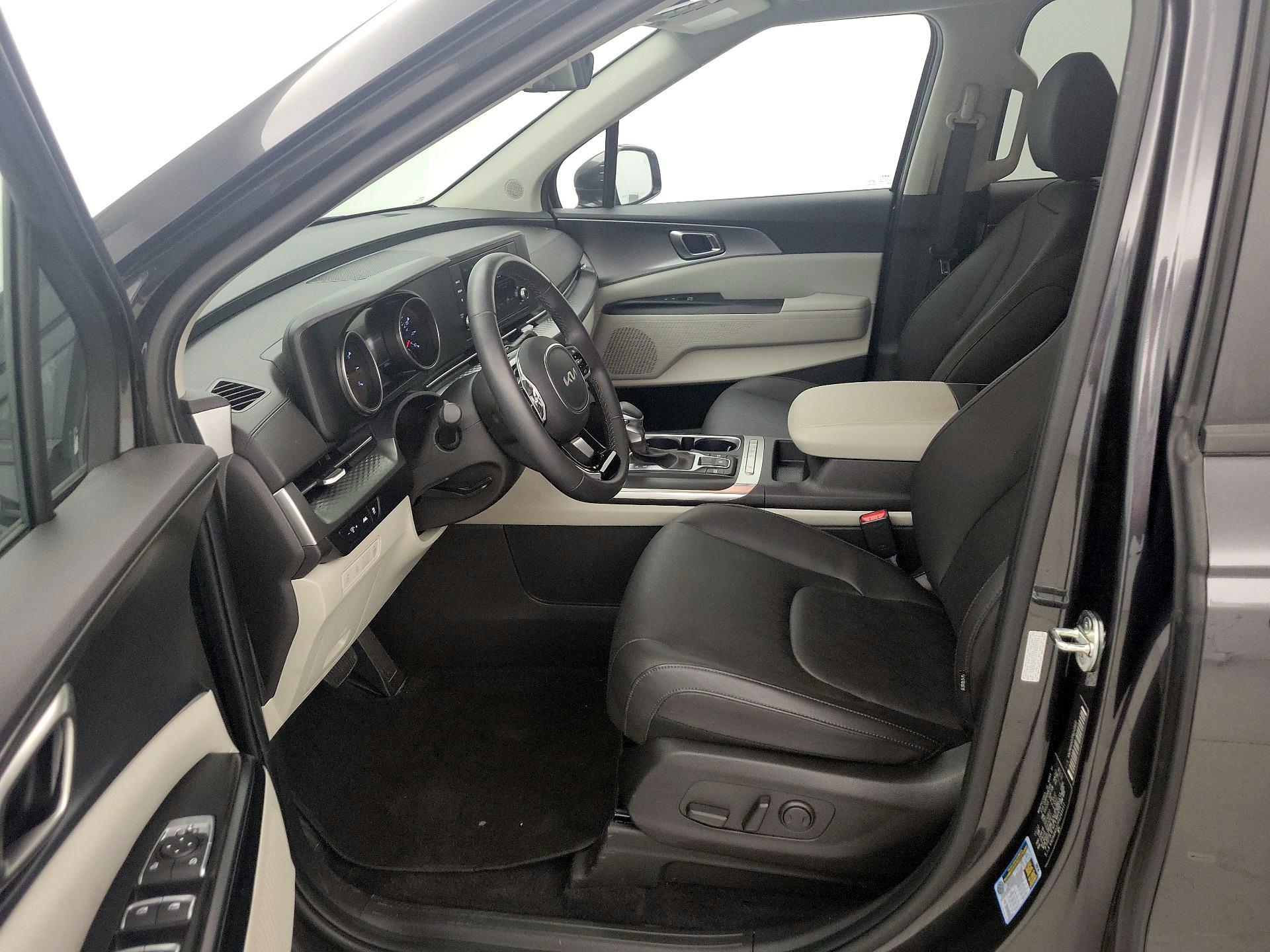 Thumbnail: 2023 Kia Carnival - 11