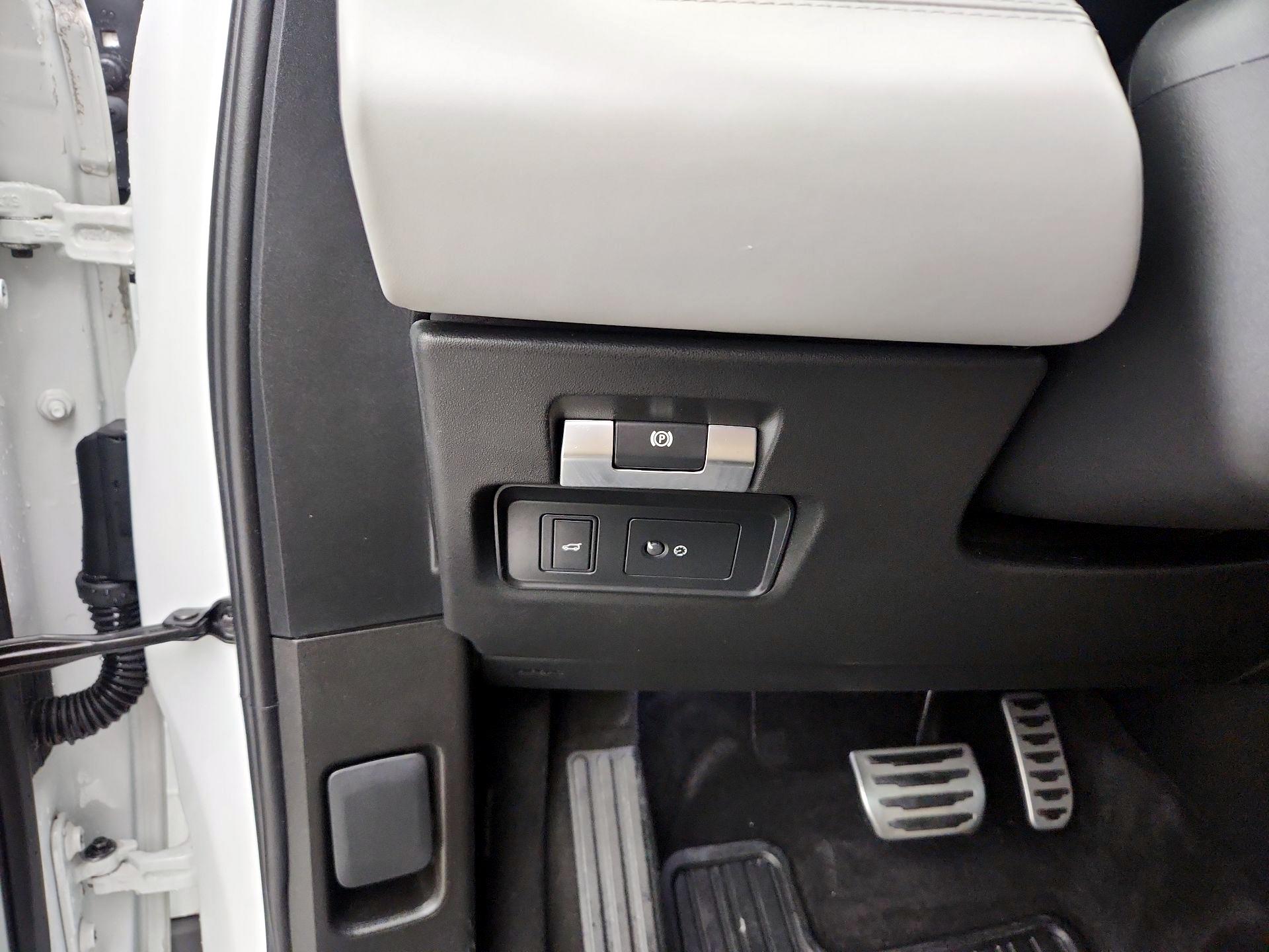Thumbnail: 2020 Land Rover Range Rover Evoque - 13