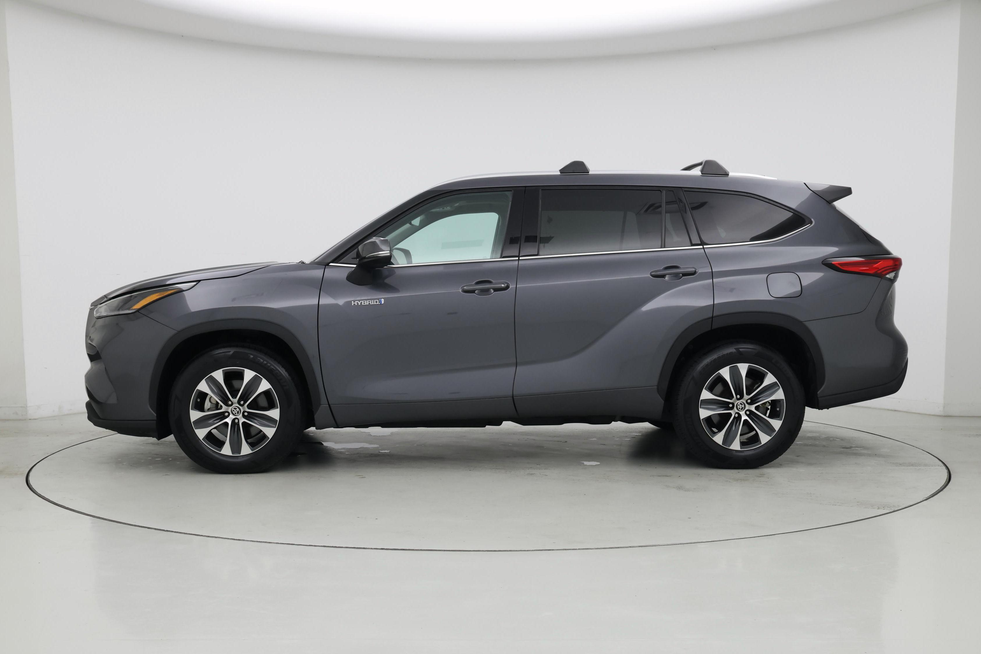 Thumbnail: 2021 Toyota Highlander - 3