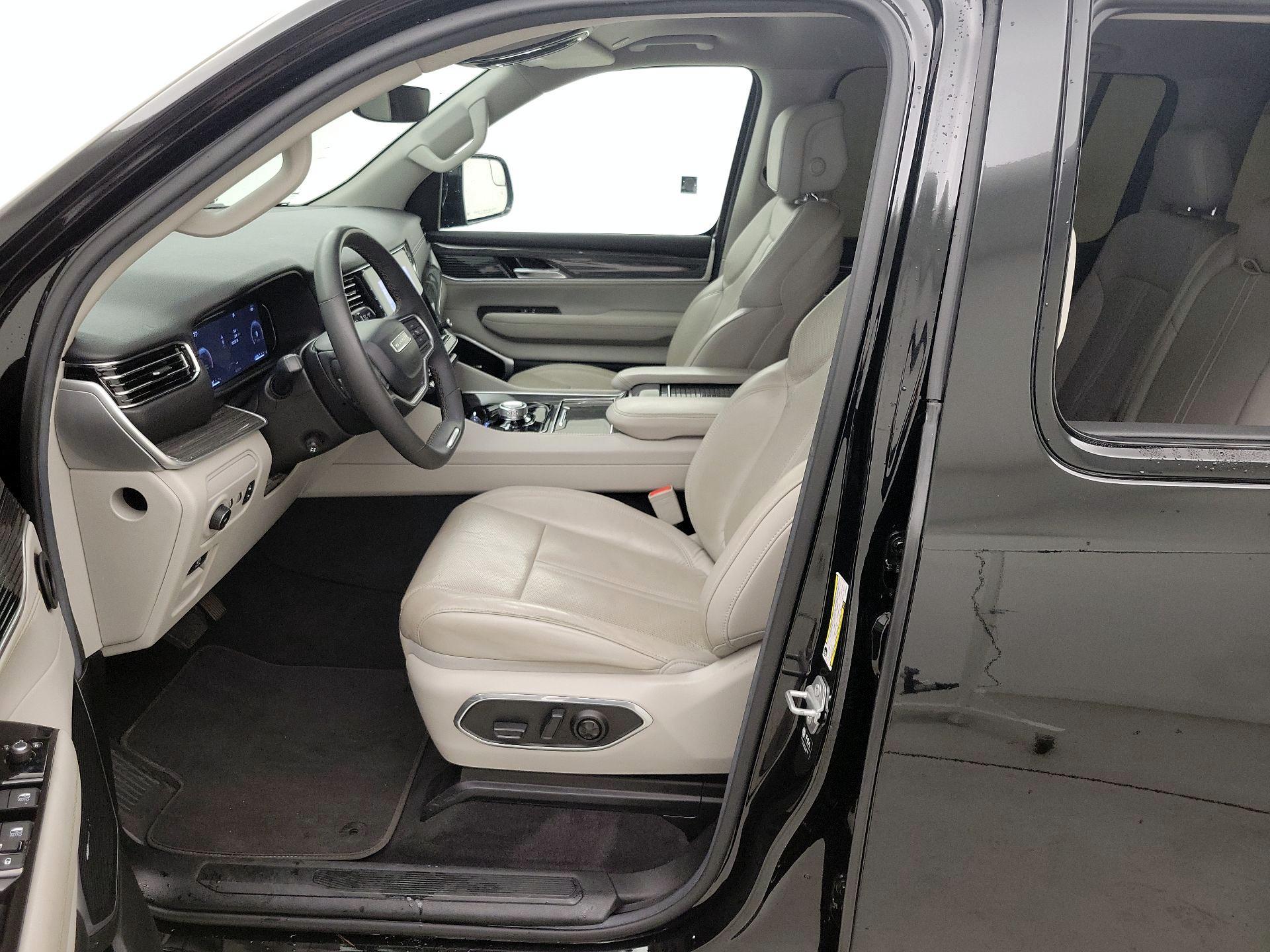 Thumbnail: 2022 Jeep Wagoneer - 11