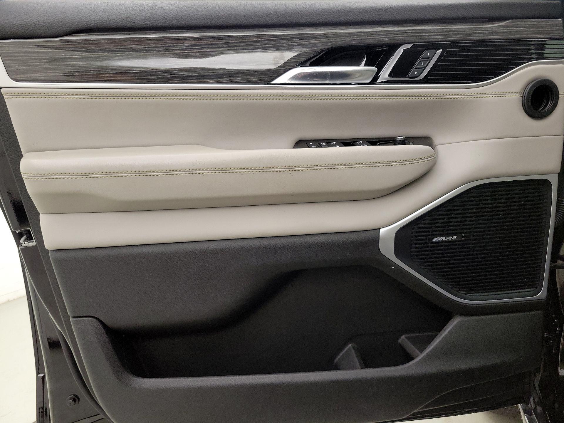 Thumbnail: 2022 Jeep Wagoneer - 12
