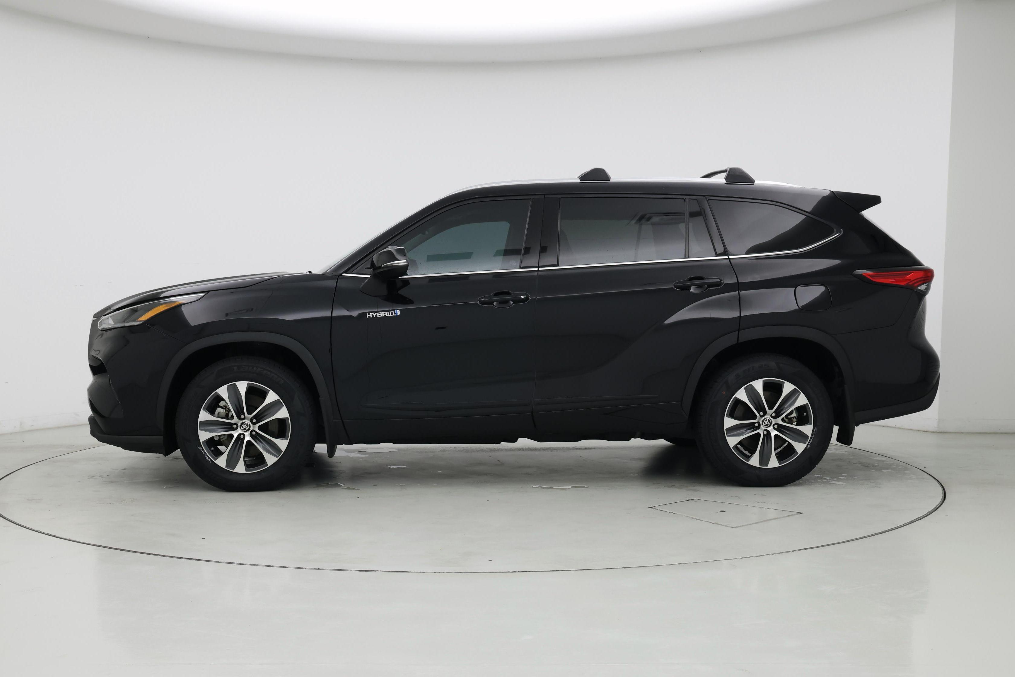 Thumbnail: 2021 Toyota Highlander - 3