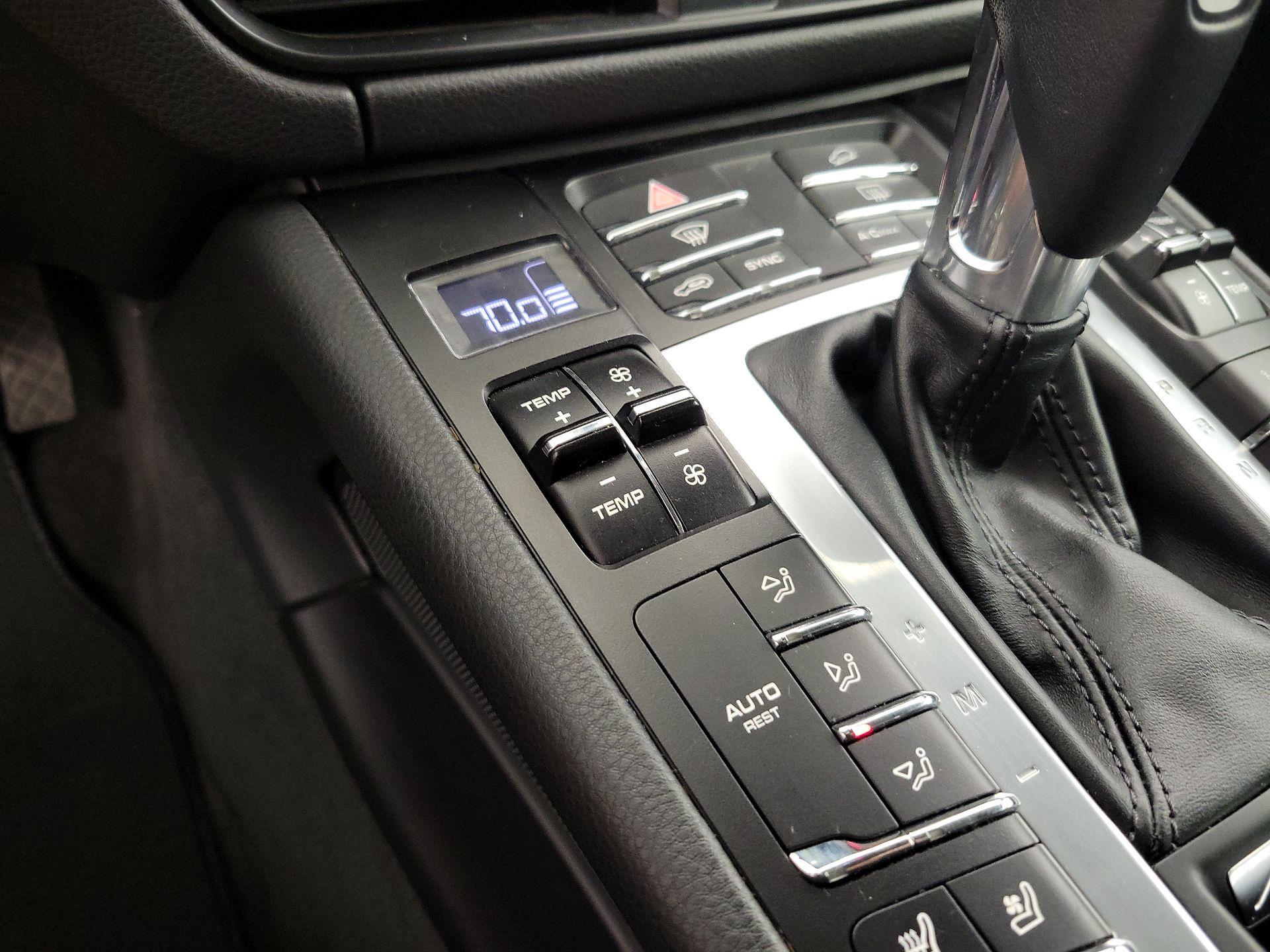 Thumbnail: 2021 Porsche Macan - 16