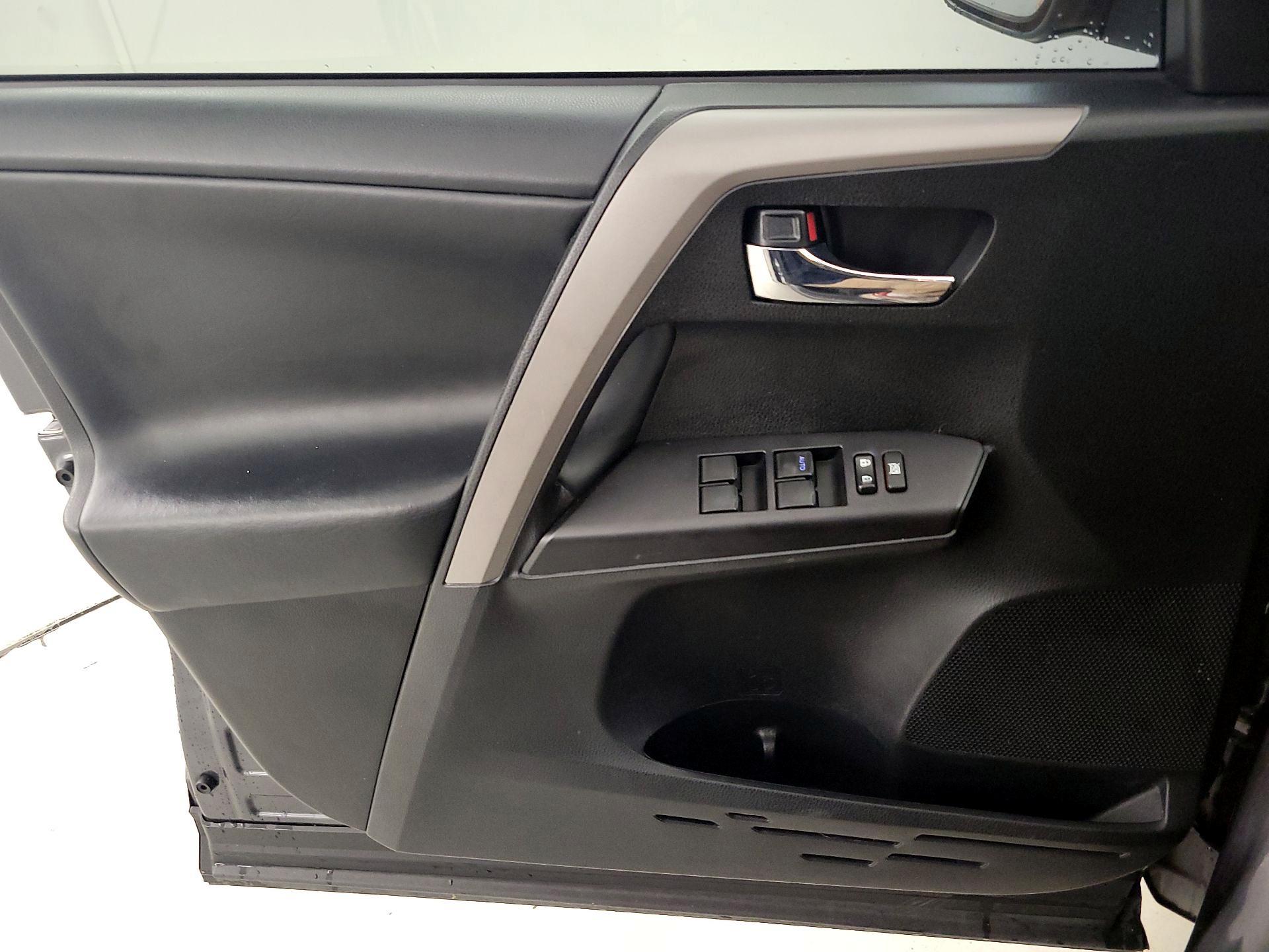 Thumbnail: 2018 Toyota RAV4 - 10
