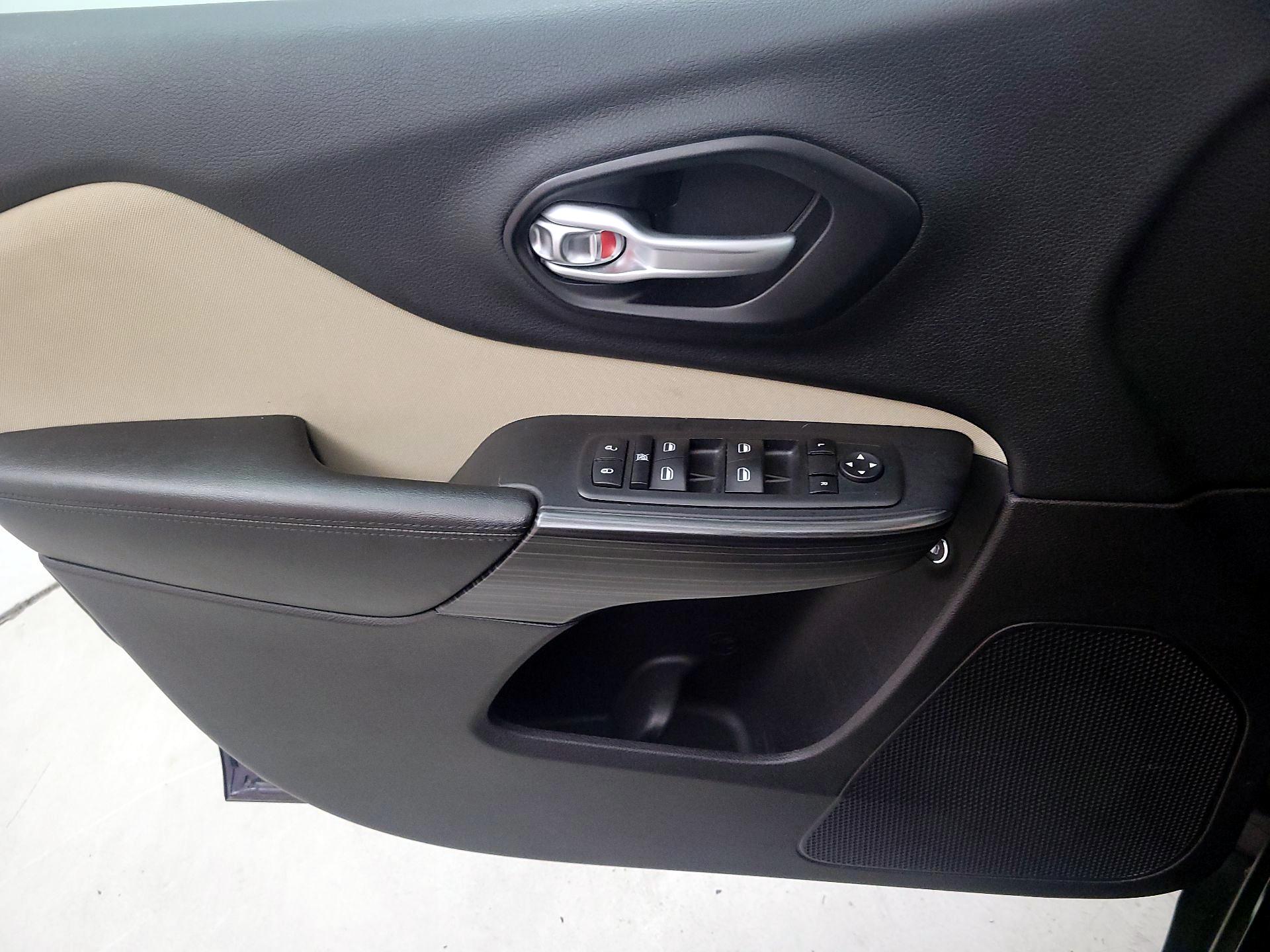 Thumbnail: 2016 Jeep Cherokee - 12