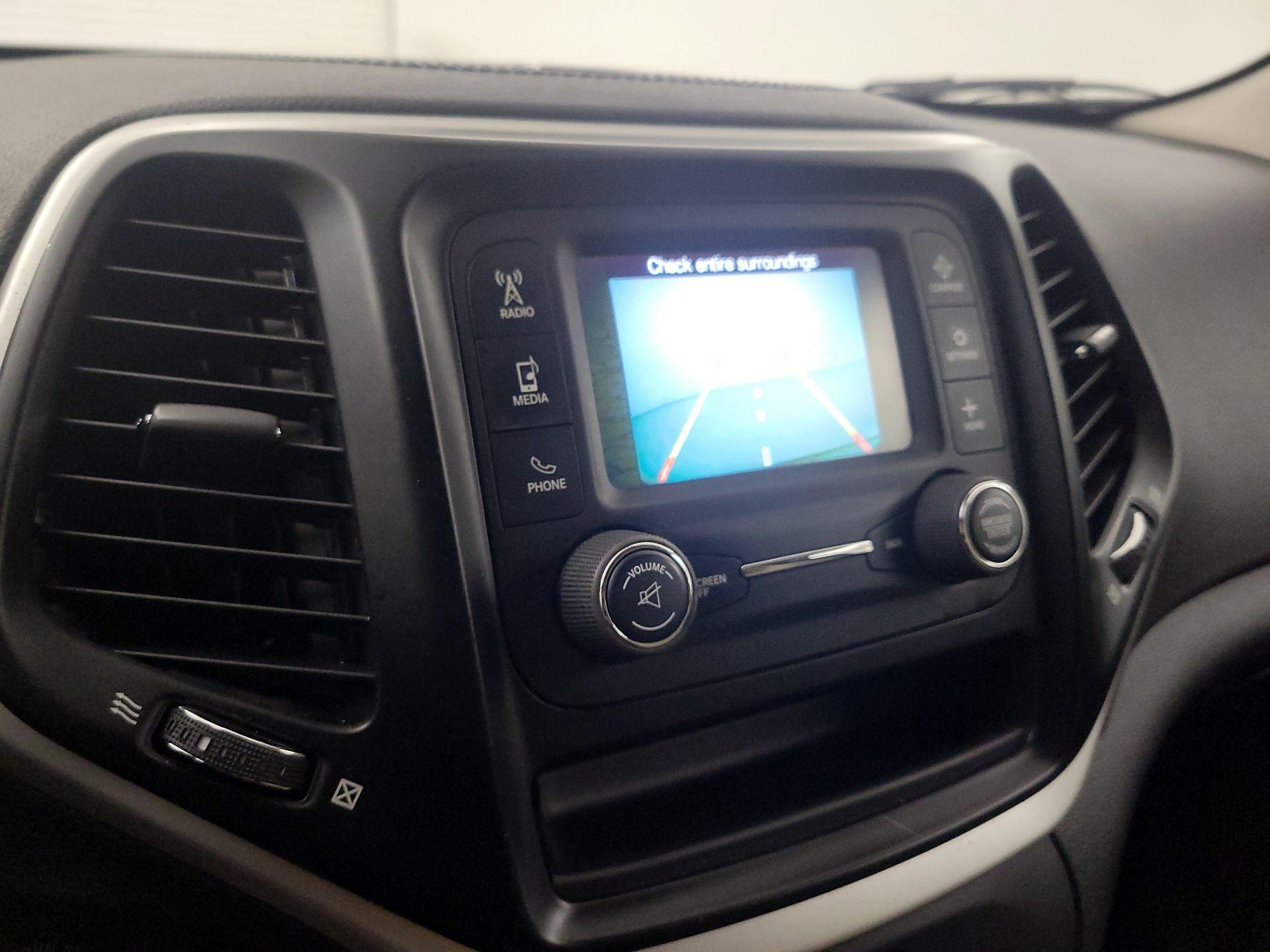 Thumbnail: 2016 Jeep Cherokee - 14